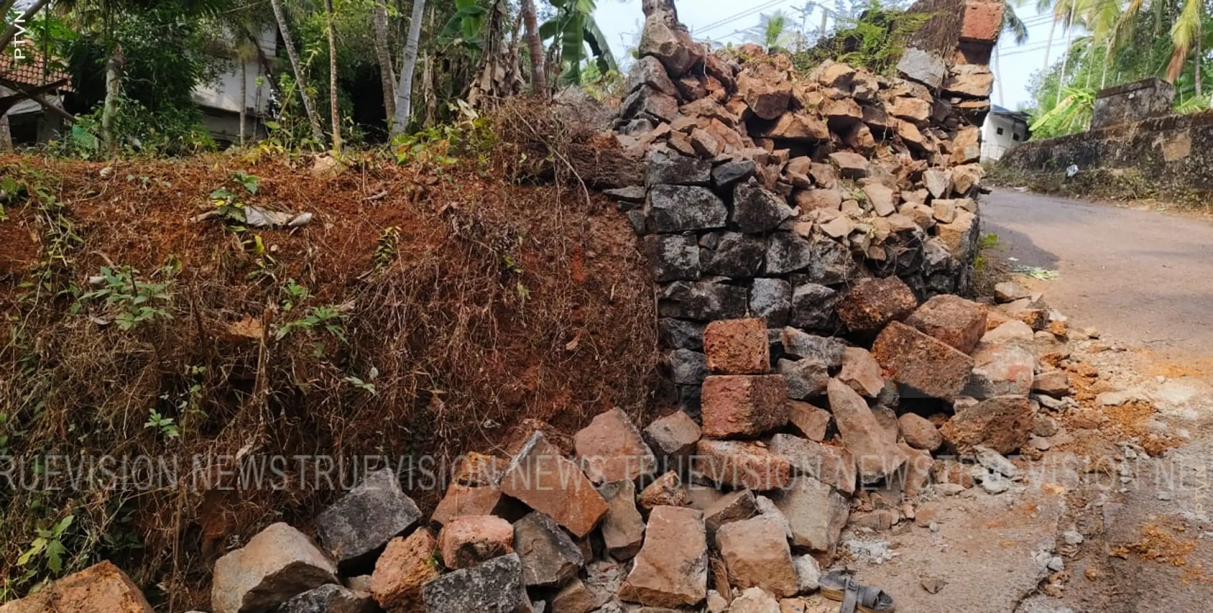 പുതിയപ്പുറം അപകട വളവില്‍ വാഹനം ഇടിച്ച് മതില്‍ തകര്‍ന്നു 