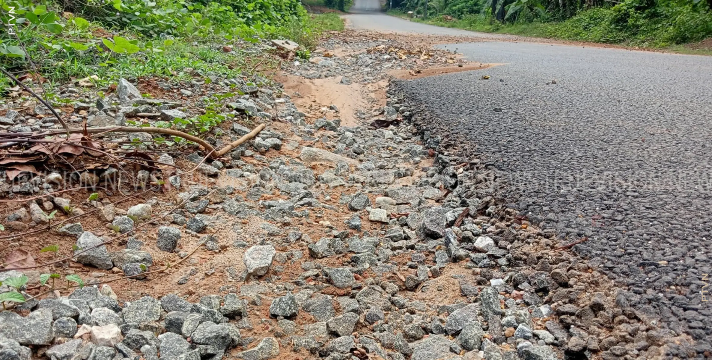 ഓവുചാല്‍ ഇല്ല; റോഡ് തകരുന്നു 