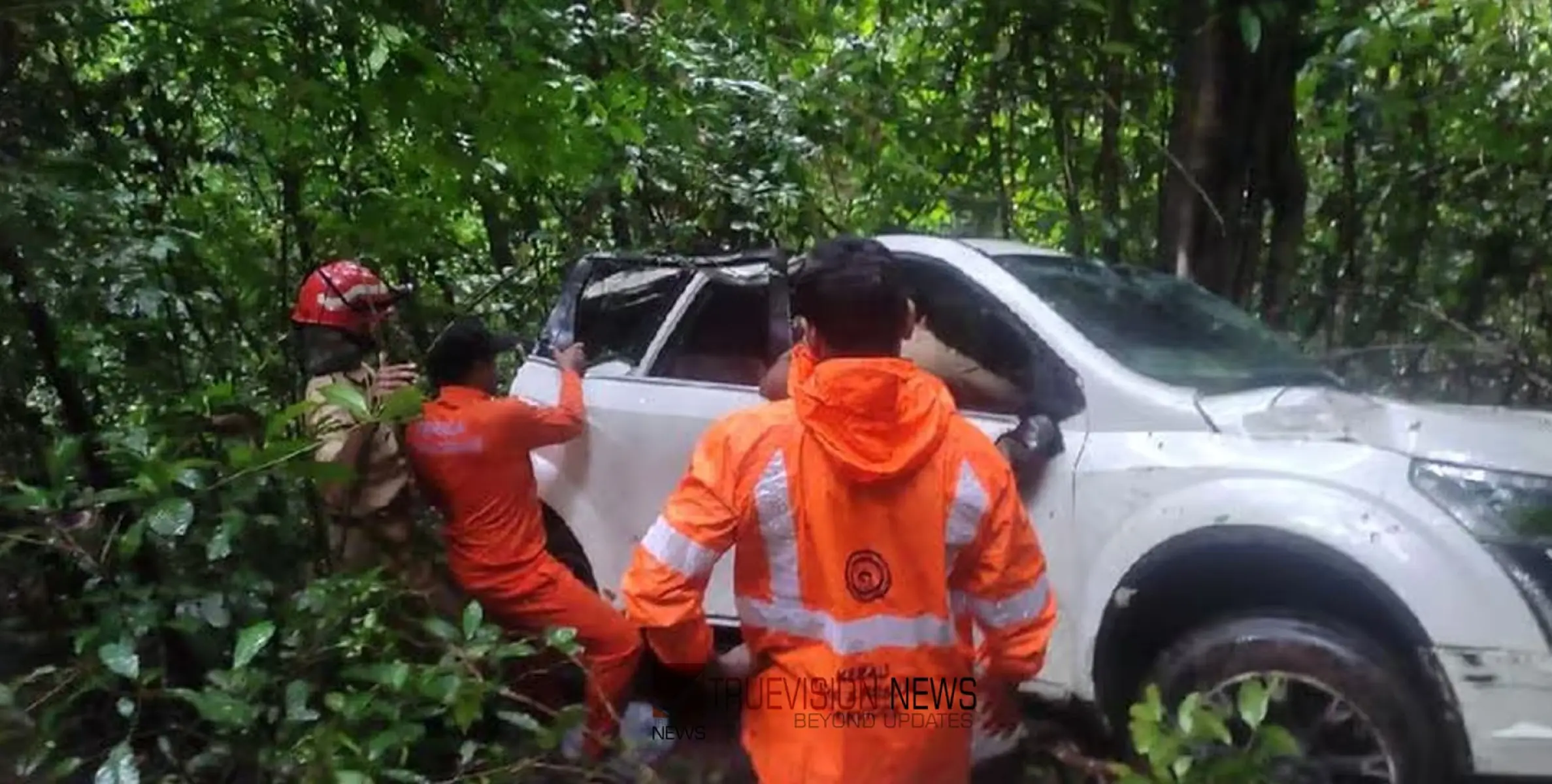 #accident | ശബരിമല തീർഥാടകരുടെ കാർ മറിഞ്ഞ് അപകടം; ആറുപേർക്ക് പരിക്ക്