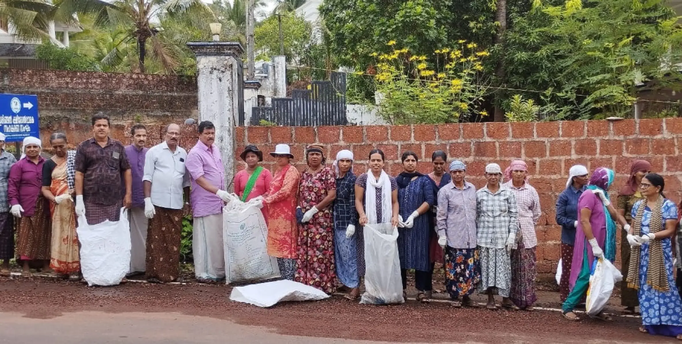 ചിതപ്പിലെ പൊയിൽ കുറ്റ്യേരിക്കടവ് റോഡ് ശുചീകരിച്ചു