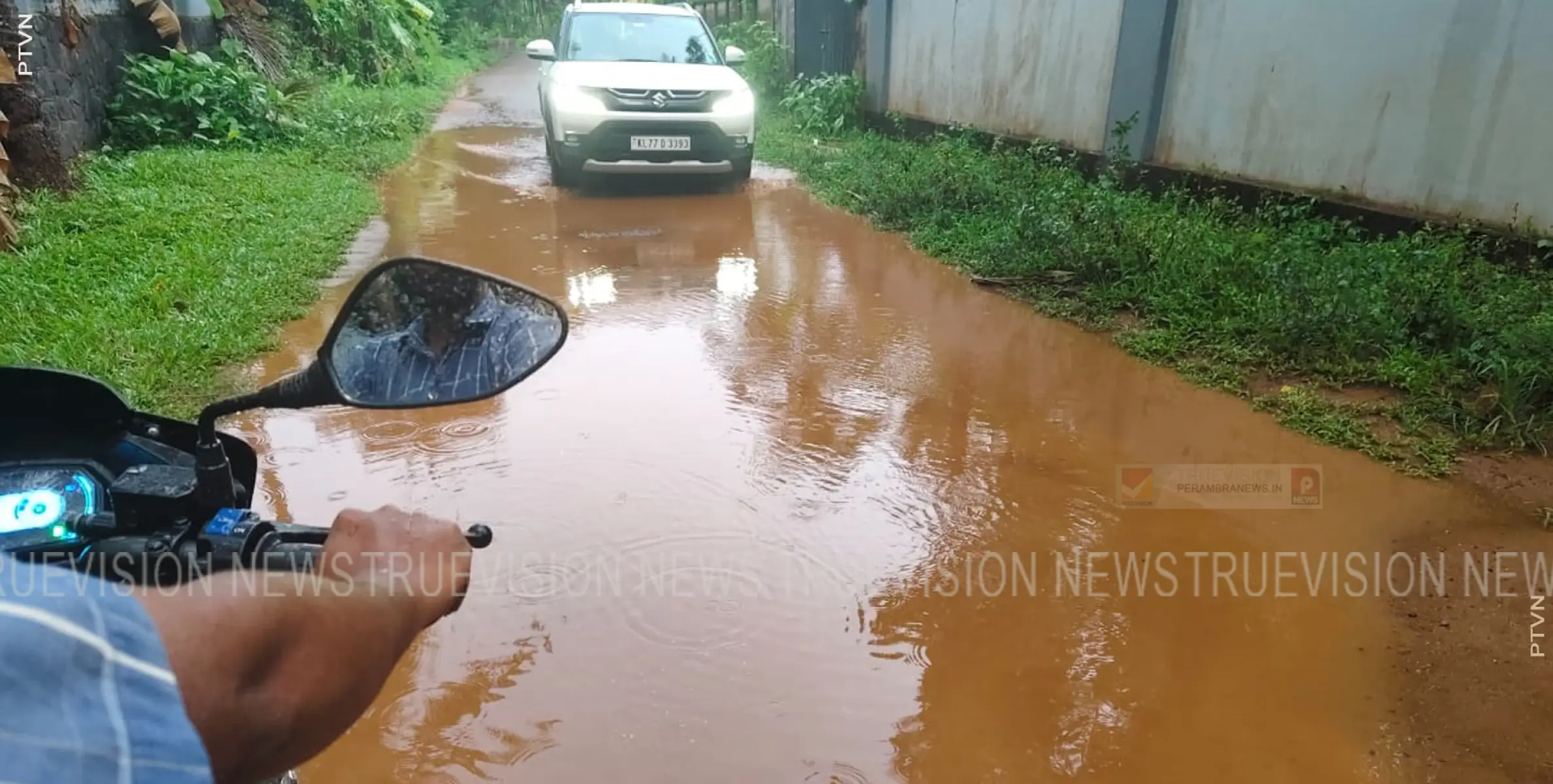 റോഡില്‍ വെള്ളക്കെട്ട് യാത്രക്കാര്‍ ദുരിതത്തില്‍ 