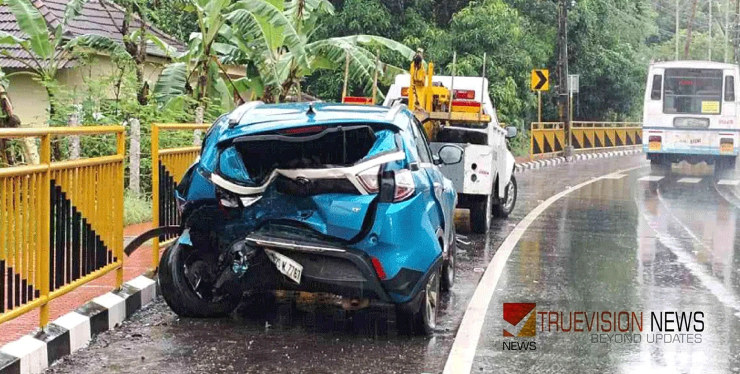 #accident |  നെല്ലിപ്പള്ളിയിൽ വീണ്ടും വാഹനാപകടം; കാറും ബസും കൂട്ടിയിടിച്ചു, പരിക്ക് 