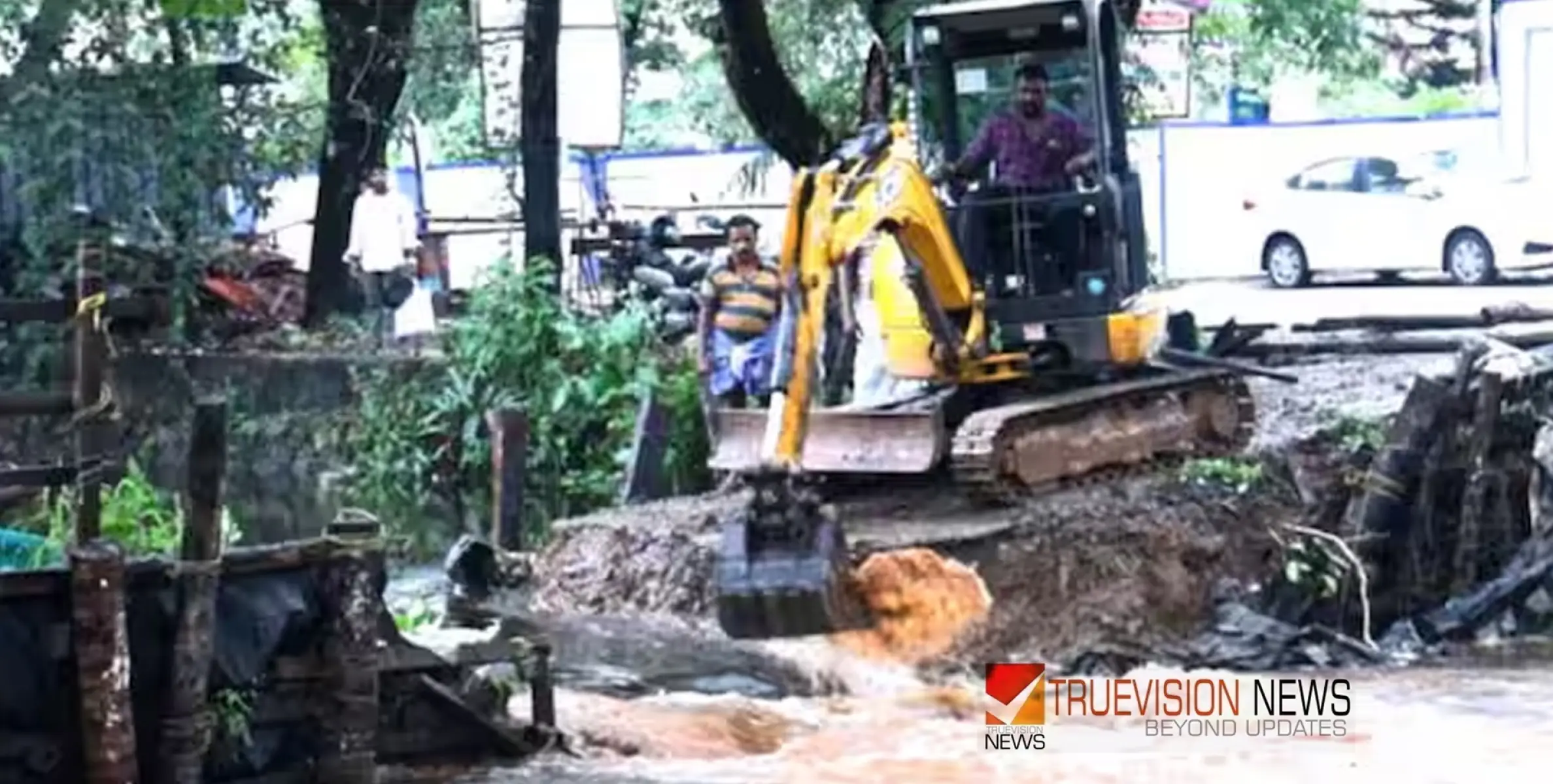 #heavyrain | തോരാതെ പെയ്ത മഴയിൽ താഴ്ന്ന പ്രദേശങ്ങൾ വെള്ളത്തിനടിയിൽ; വീടുകളിൽ വെള്ളം കയറി, ദുരിതാശ്വാസ ക്യാമ്പ് തുടങ്ങി