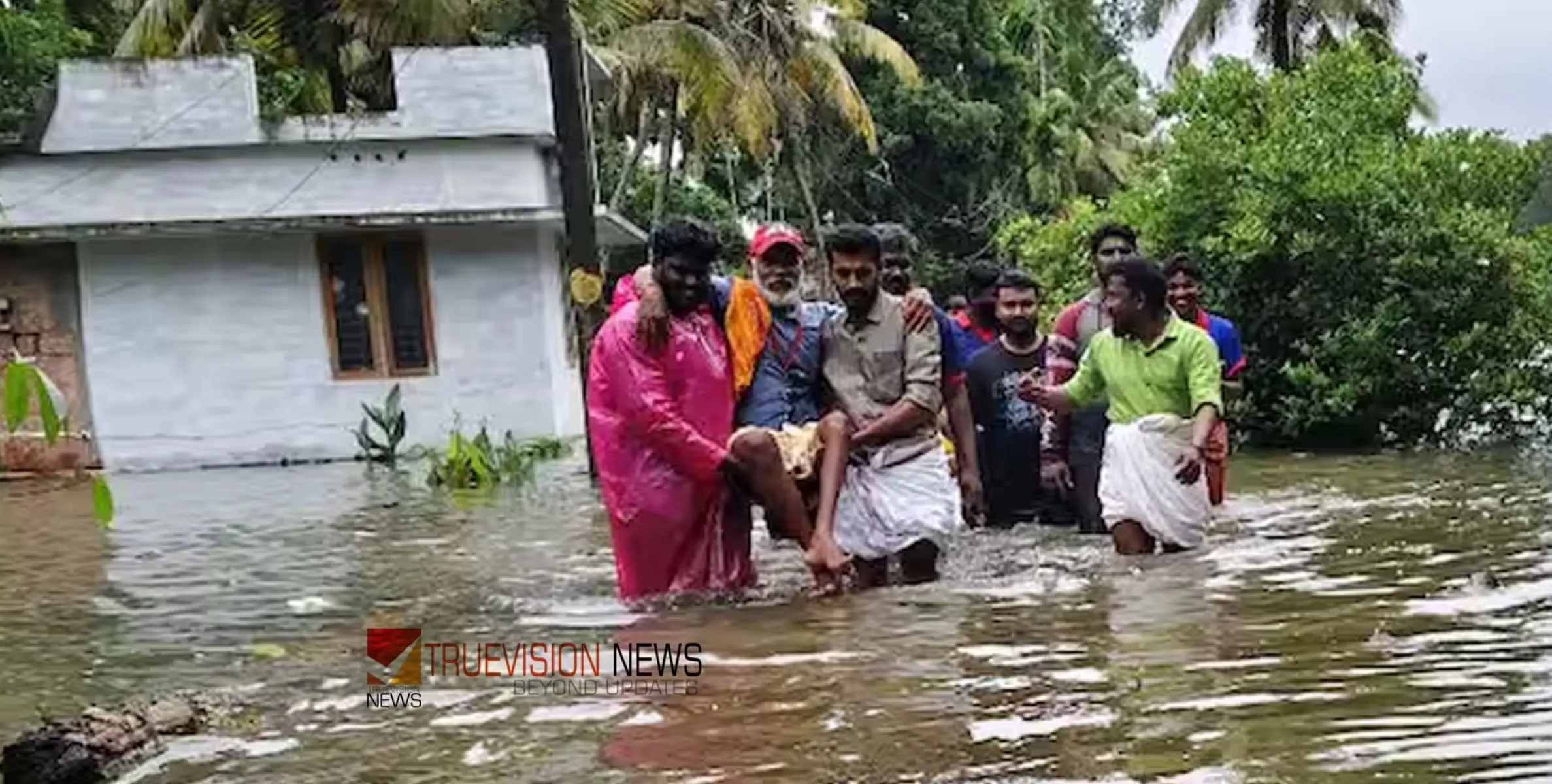 #rain | വെള്ളത്തിൽ മുങ്ങി വീടുകൾ; വയോധികരെ എംഎൽഎയുടെ നേതൃത്വത്തിൽ ചുമന്ന് സുരക്ഷിത സ്ഥലങ്ങളിലേക്ക് മാറ്റി