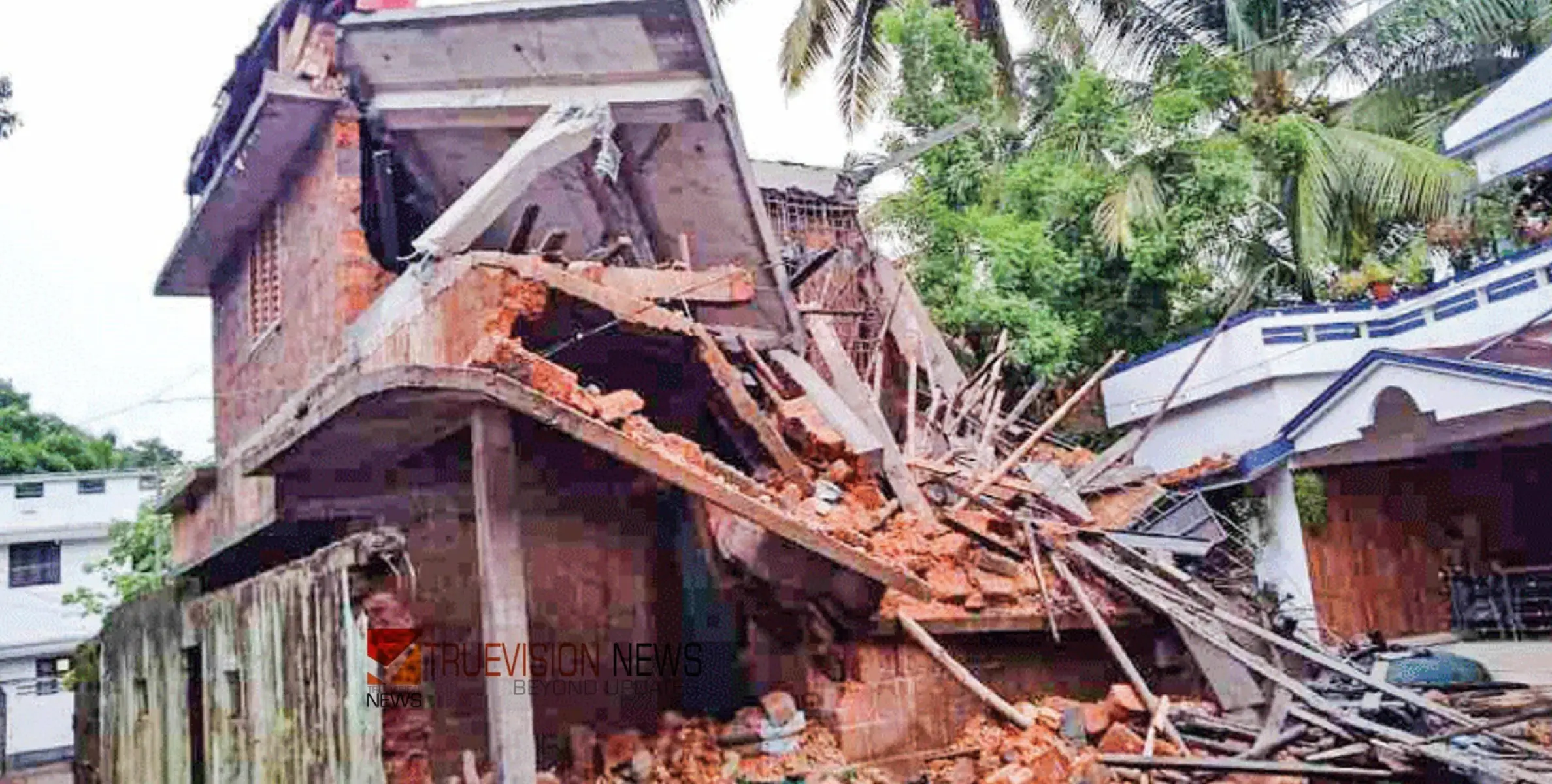 #housecollapse | കാ​റ്റും മ​ഴ​യും; നി​ർ​മാ​ണ​ത്തി​ലു​ള്ള വീ​ട് ത​ക​ർ​ന്നു 