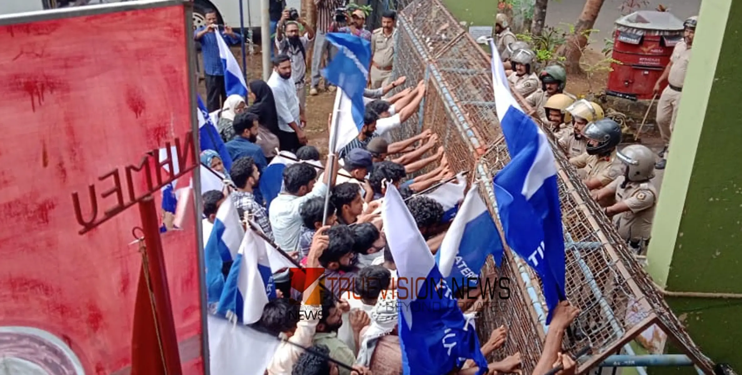 #Fraternitymarch |  വിദ്യാഭ്യാസം അവകാശം: മലബാറിലെ സീറ്റ് പ്രതിസന്ധി, കളക്ടറേറ്റിലേക്ക് ഫ്രട്ടേണിറ്റി പ്രതിഷേധ മാർച്ച്