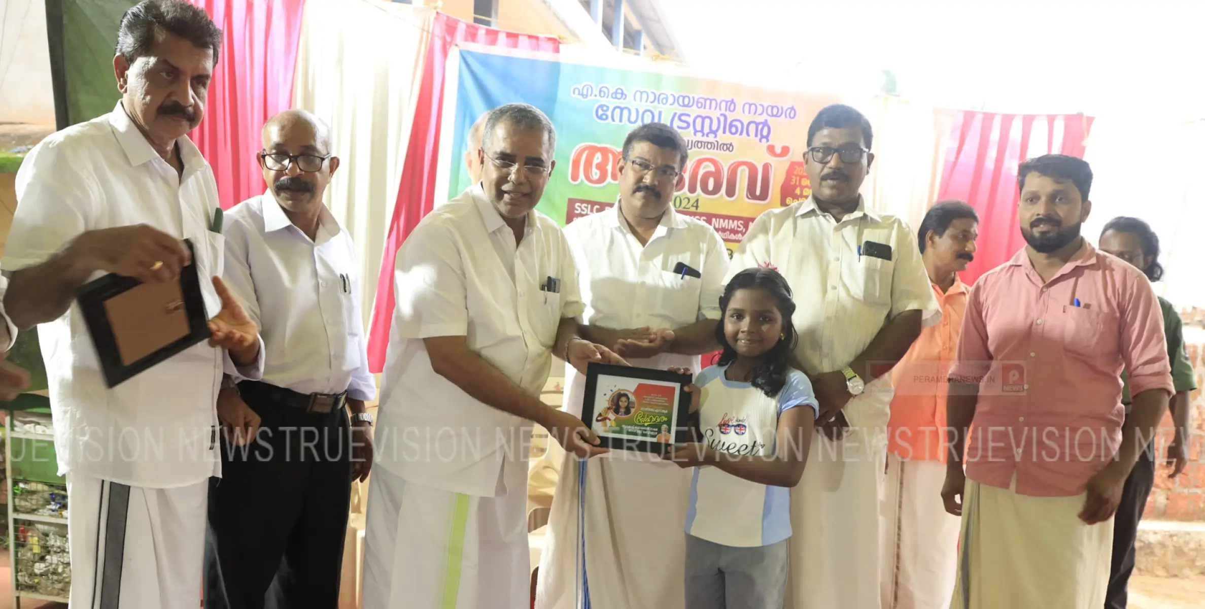 ആലക്കാട് നാരായണന്‍ നായര്‍ സേവ ട്രസ്റ്റിന്റെ ആഭിമുഖ്യത്തില്‍ ഉന്നത വിജയികളെ ആദരിച്ചു 