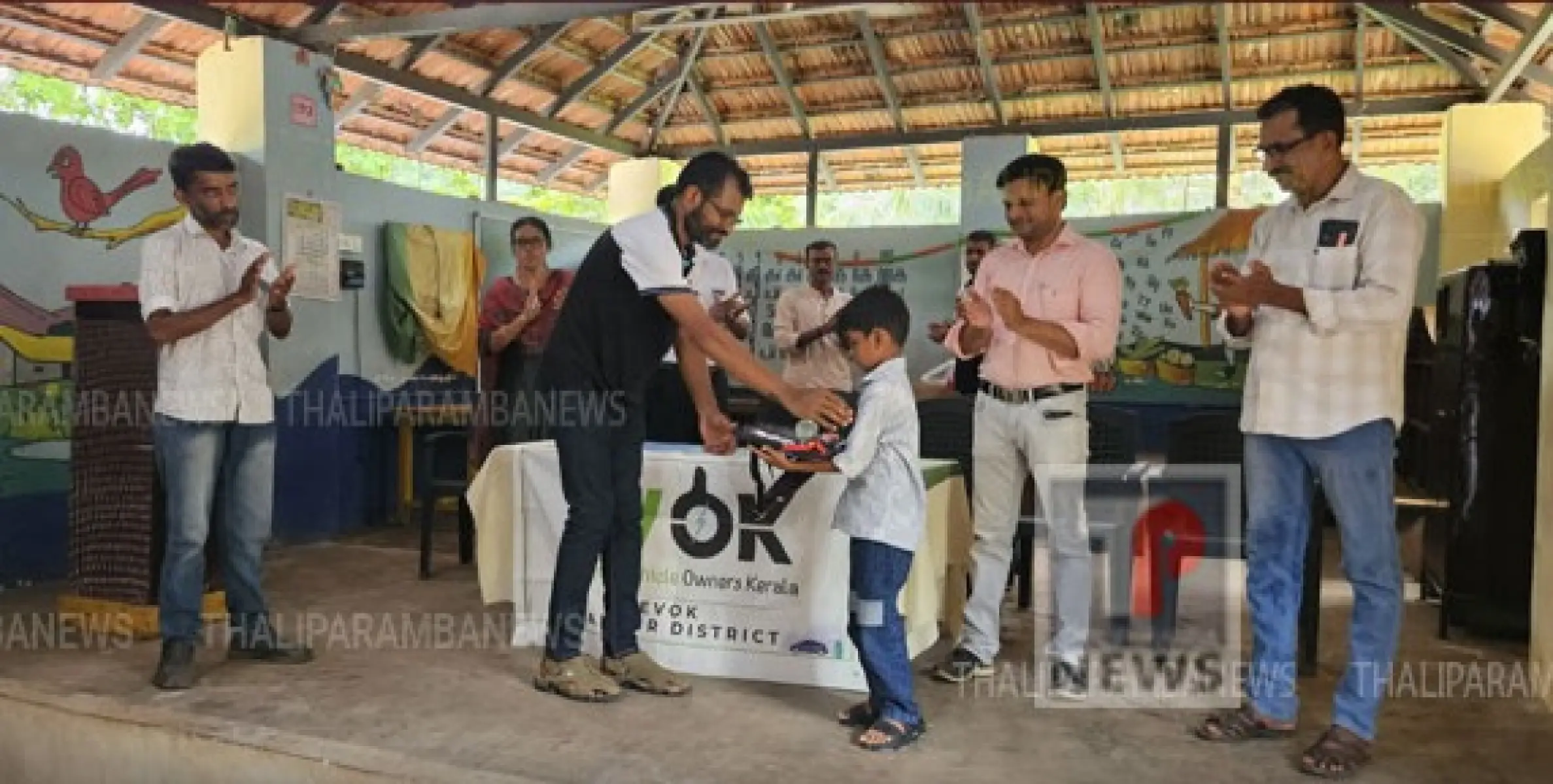 ഇലക്ട്രിക് വെഹിക്കിൾസ് ഓണേഴ്സ് ഓഫ് കേരളയുടെ നേതൃത്വത്തിൽ വിദ്യാർത്ഥികൾക്ക് പഠനസഹായ കിറ്റ് വിതരണം ചെയ്തു