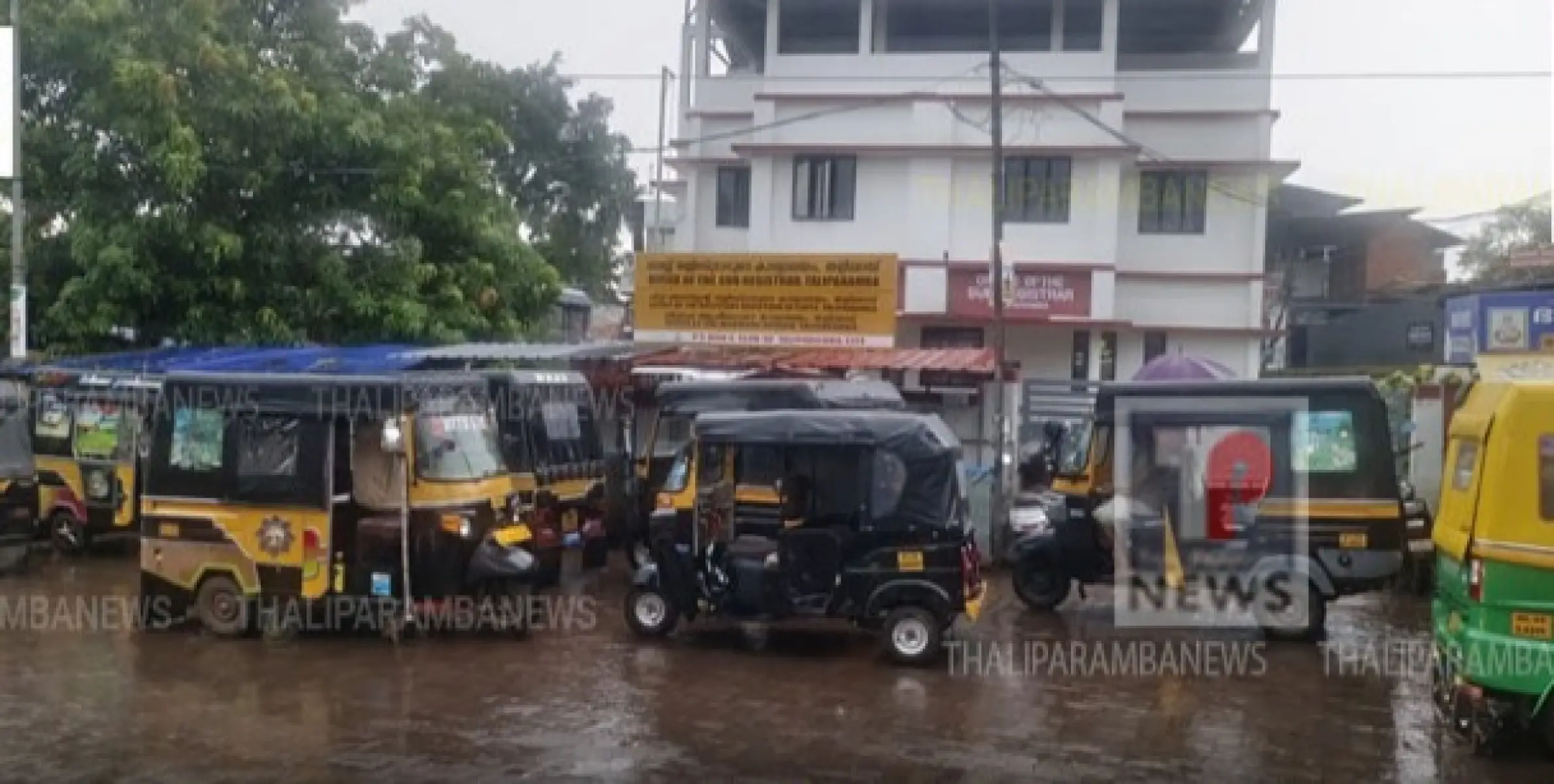  ഓട്ടോ ഡ്രൈവറെ മർദ്ദിച്ചതിൽ പ്രതിഷേധിച്ച് തളിപ്പറമ്പിൽ ഓട്ടോ ഡ്രൈവർമാർ മിന്നൽ പണിമുടക്ക് നടത്തി