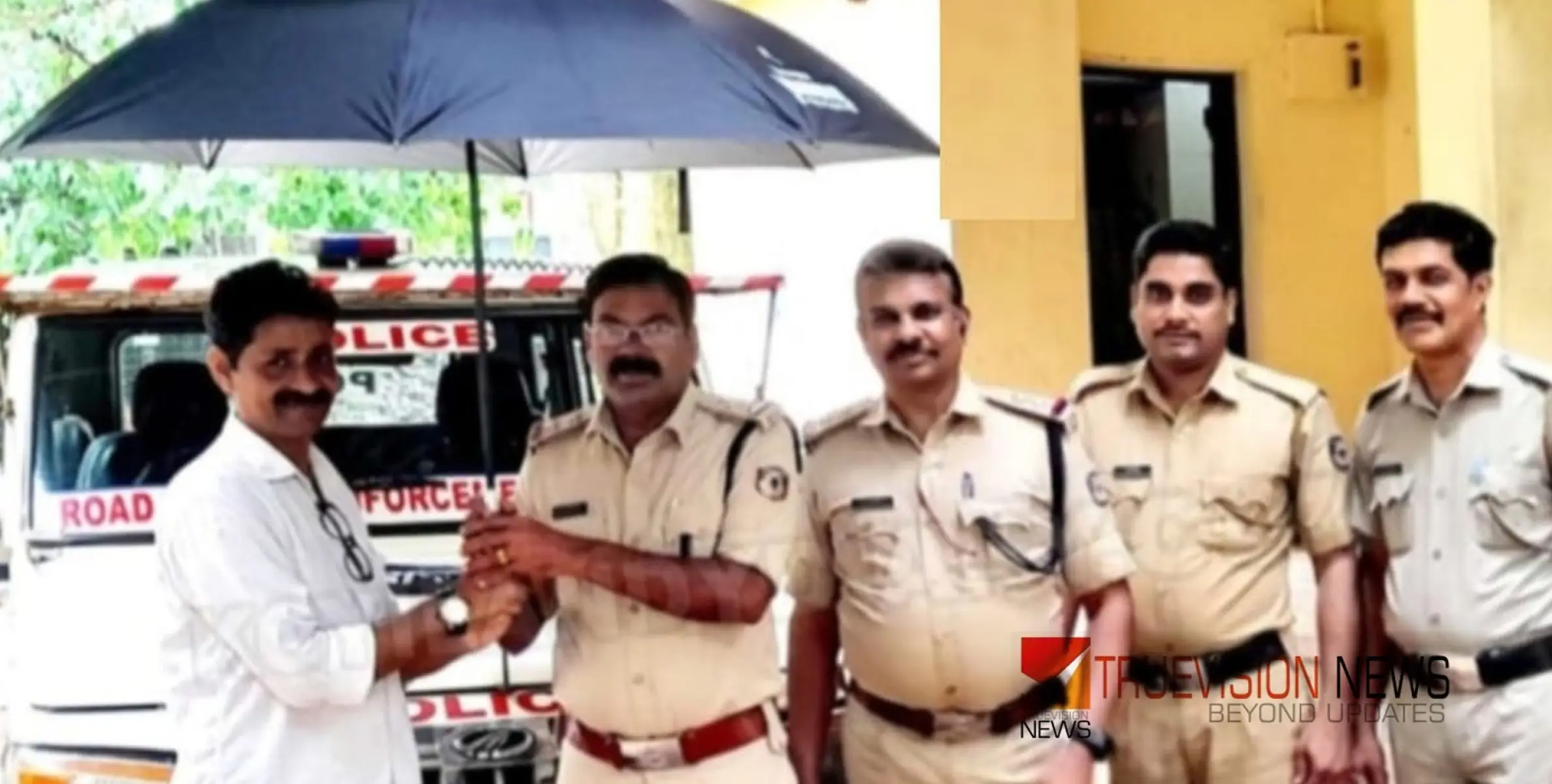 #trafficpolice  | ട്രാഫിക്ക് പോലീസ് ഉദ്യോഗസ്ഥർക്ക് യുമ്മി ഫ്രൈഡ് ചിക്കൻ പാലക്കുളം കുടകൾ നൽകി 