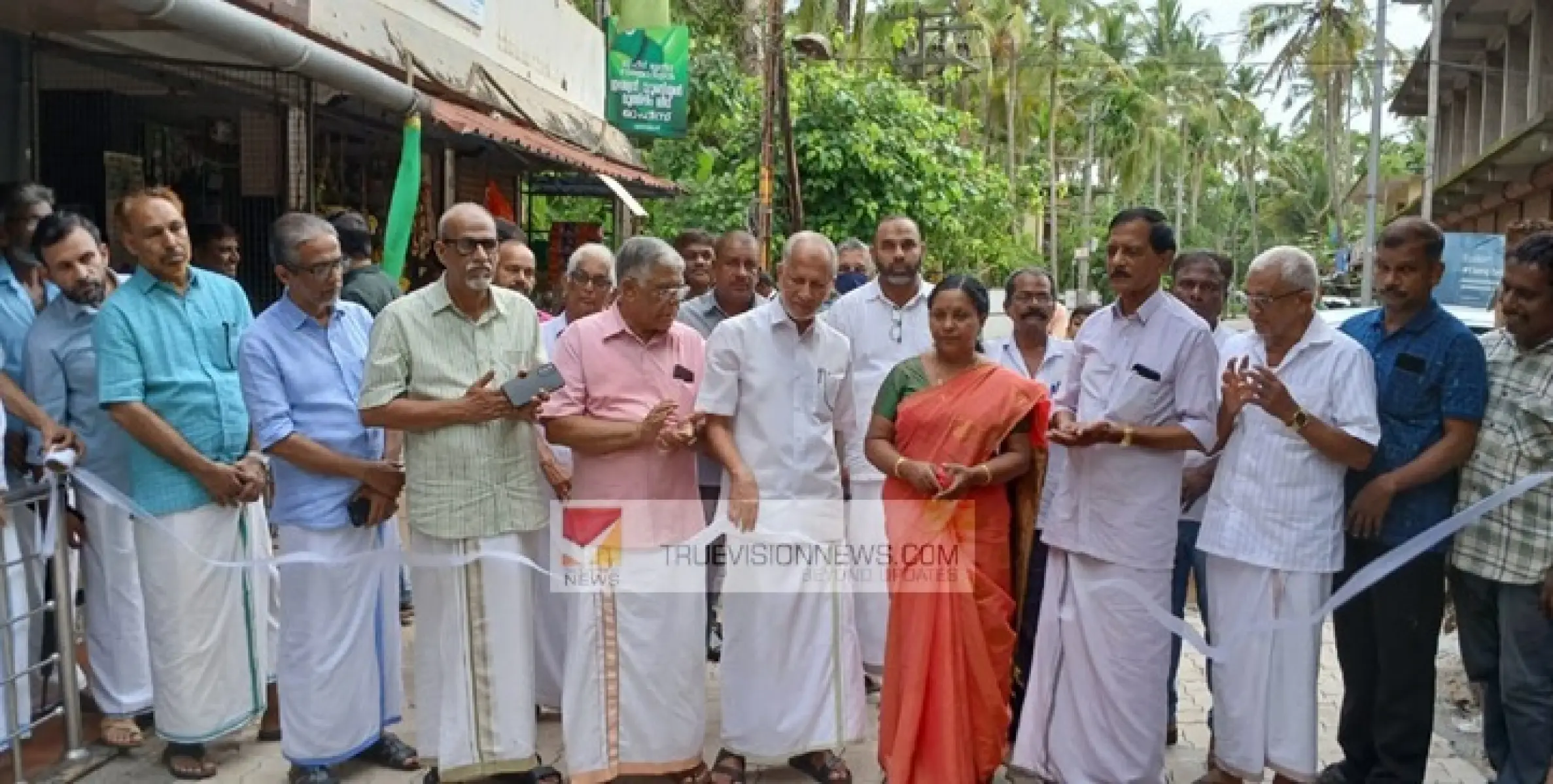 പാനൂര്‍ നഗരസഭയിലെ ഒമ്പതാം വാർഡിൽ  ഇന്റര്‍ലോക്ക് ചെയ്തു പുനരുദ്ധാരണം നടത്തിയ  റോഡ് നാടിന് സമര്‍പ്പിച്ചു.