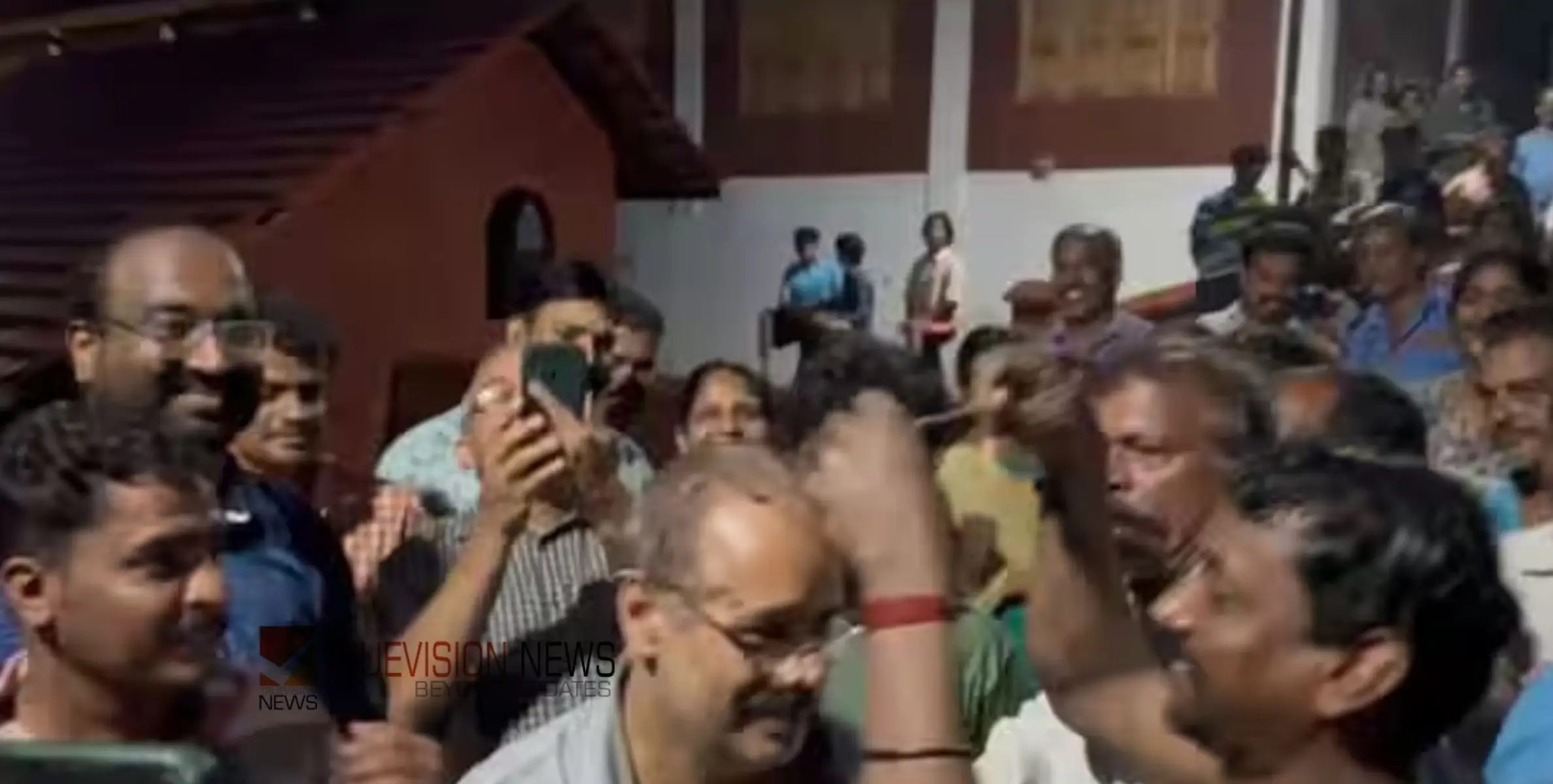 #lokanarkkavutemple | വടകര ലോകനാർകാവിലെ ചിറയിൽ പോയത് 8 പവന്റെ മാല; കണ്ടെത്തുമെന്ന് നാട്ടുകാർക്ക് വാശി, 30 മണിക്കൂ‍ർ തിരച്ചിൽ; ഒടുവിൽ...