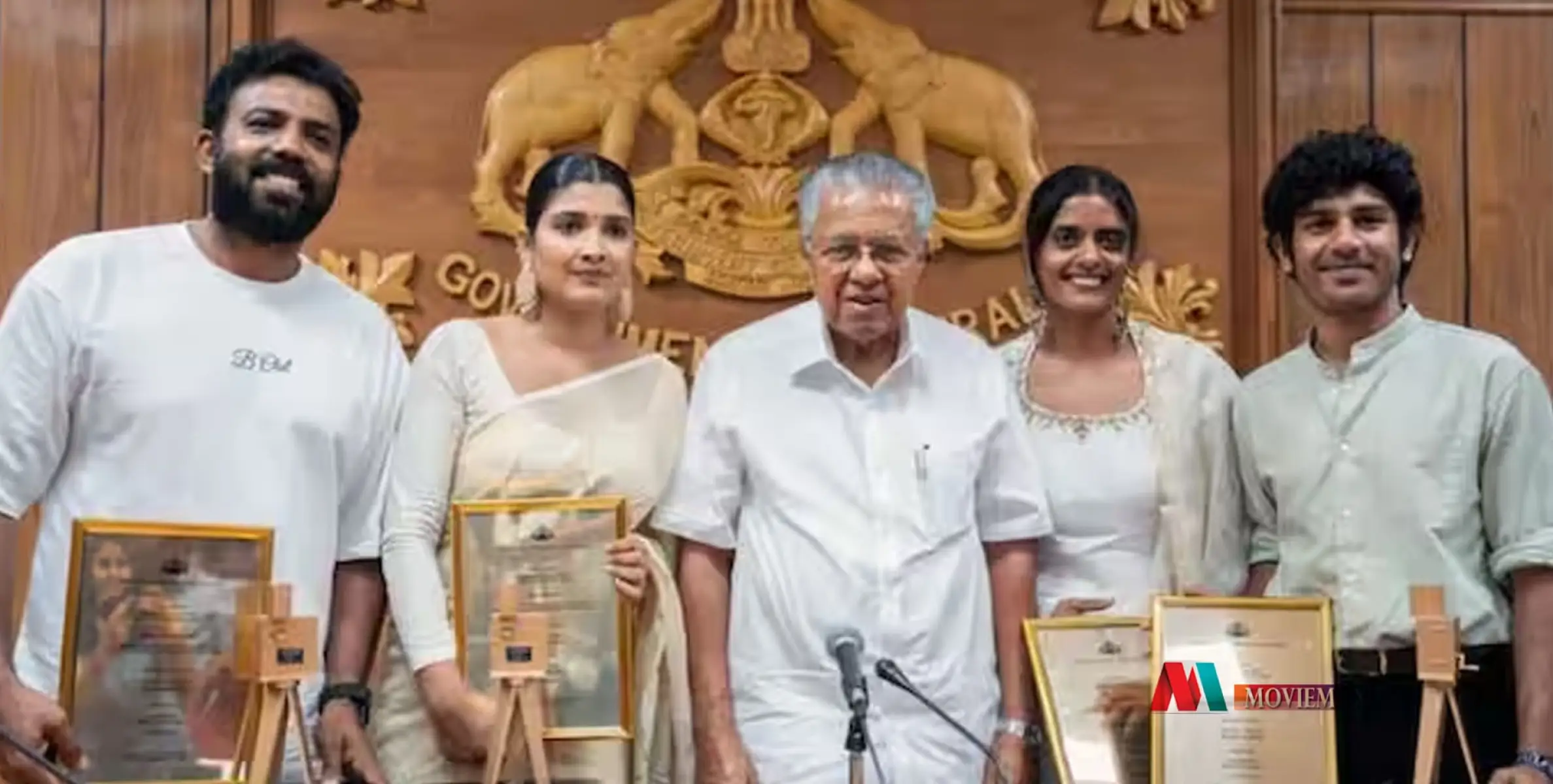 #pinarayivijayan | കാൻ ചലച്ചിത്ര മേളയിൽ തിളങ്ങിയ മലയാളി താരങ്ങളെ ആദരിച്ച് മുഖ്യമന്ത്രി, ഉപഹാരം സമ്മാനിച്ചു