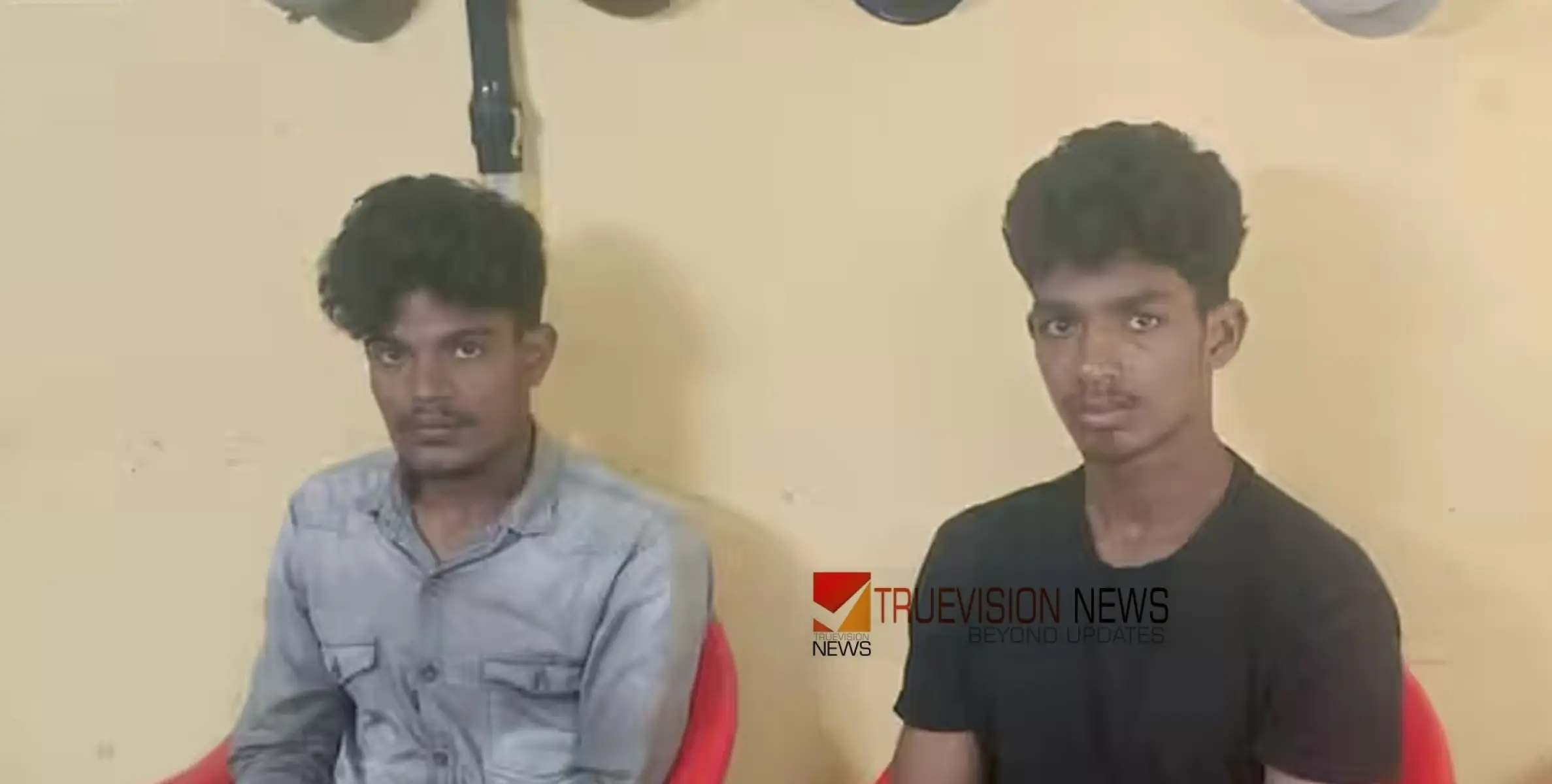 #arrest | അ‍ര്‍ധരാത്രി പലചരക്ക് കടയിൽ ആളനക്കം, സെക്യൂരിറ്റിക്ക് സംശയം, ഓടിയെത്തി ലൈവായി കള്ളന്മാരെ പിടിച്ച് പൊലീസ്