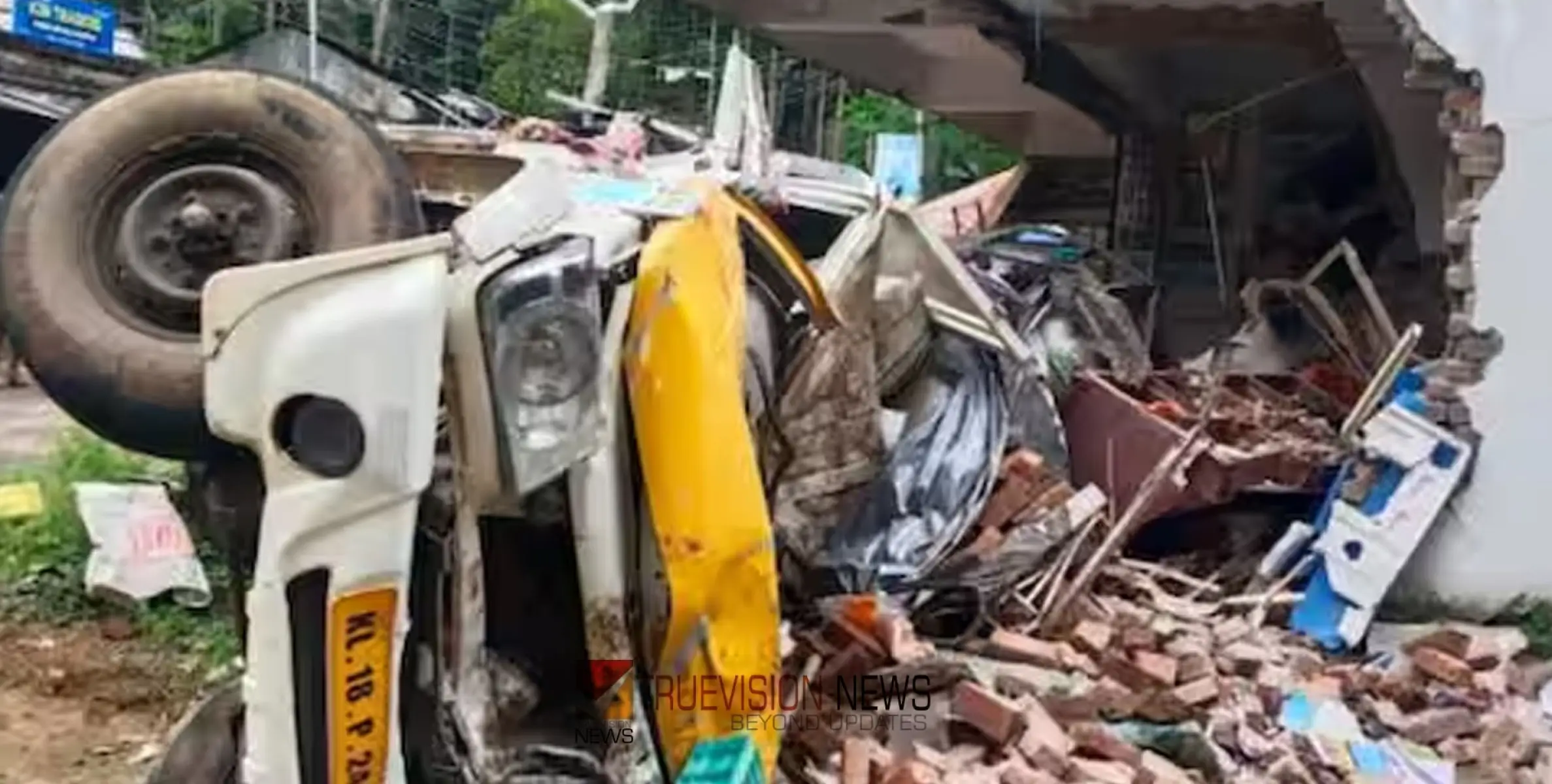 #accident | കോഴിക്കോട് നിയന്ത്രണംവിട്ട പിക്കപ്പ് വാന്‍ കടയിലേക്ക് ഇടിച്ചുകയറി അപകടം; രണ്ട് പേര്‍ മരിച്ചു 