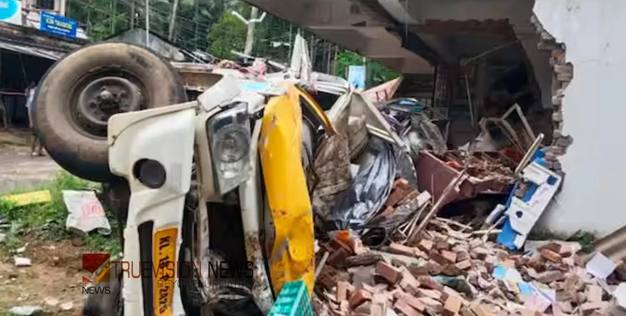 #accident |കോഴിക്കോട് നിയന്ത്രണംവിട്ട പിക്കപ്പ് വാന്‍ കടയിലേക്ക് ഇടിച്ചുകയറി രണ്ട് പേര്‍ മരിച്ചു