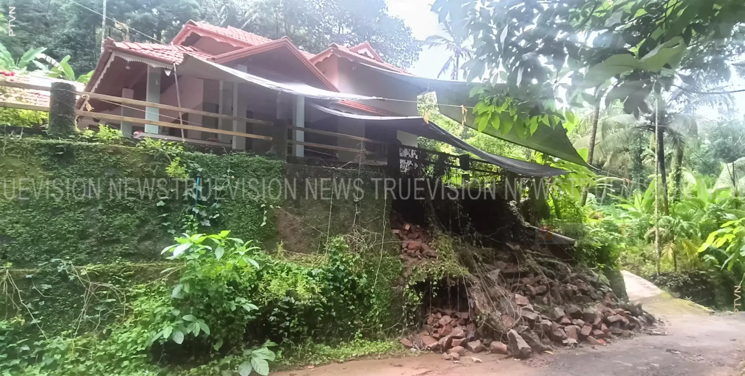 കനത്ത മഴയില്‍ വീടിന്റെ മതില്‍ ഇടിഞ്ഞുവീണു