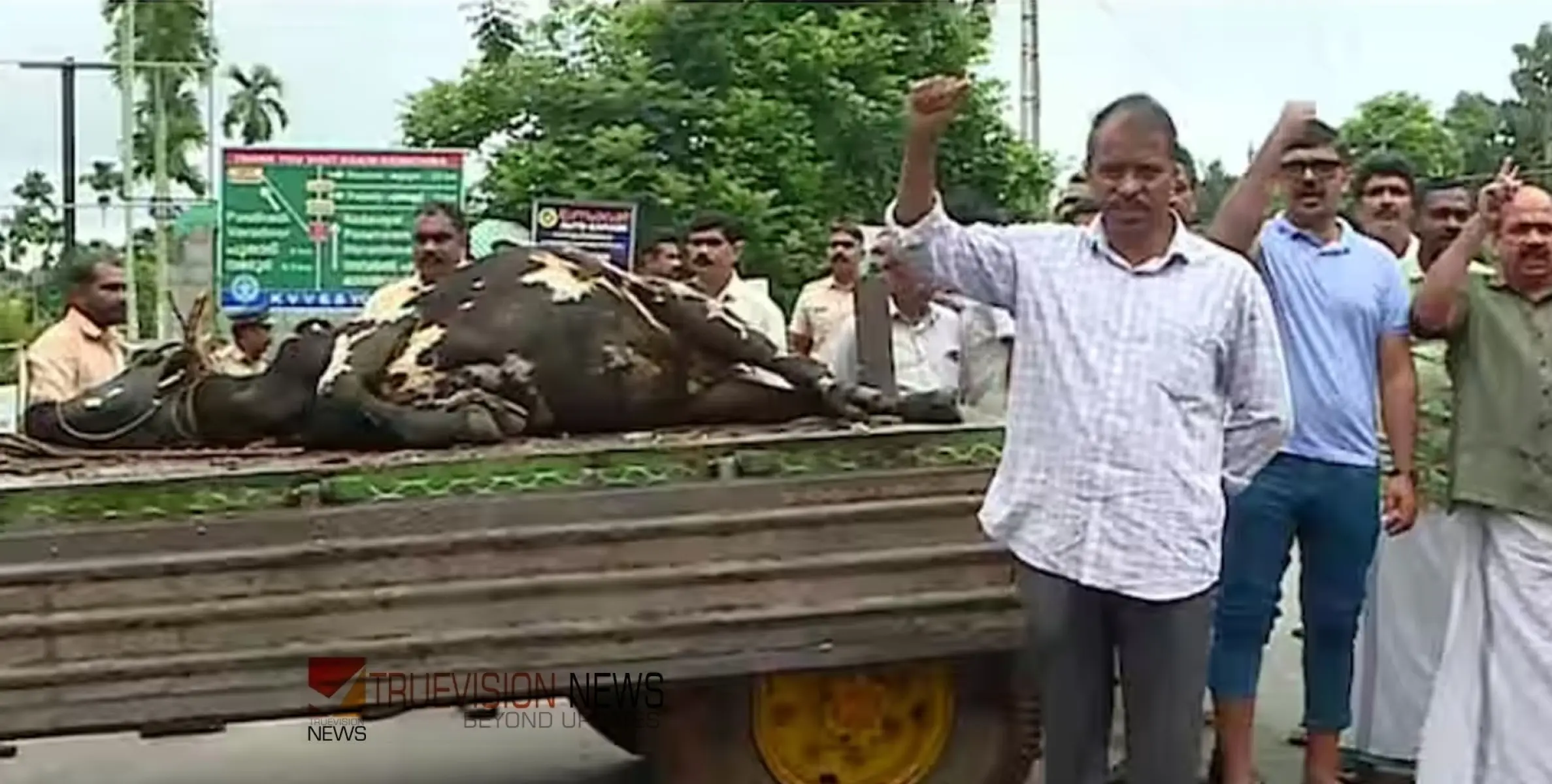 #Tigerattack | വയനാട്ടിൽ കടുവ ആക്രമണം: റോഡ് ഉപരോധിച്ച് നാട്ടുകാർ, കടുവയെ പിടിക്കാൻ നിർദേശം നൽകി മന്ത്രി 