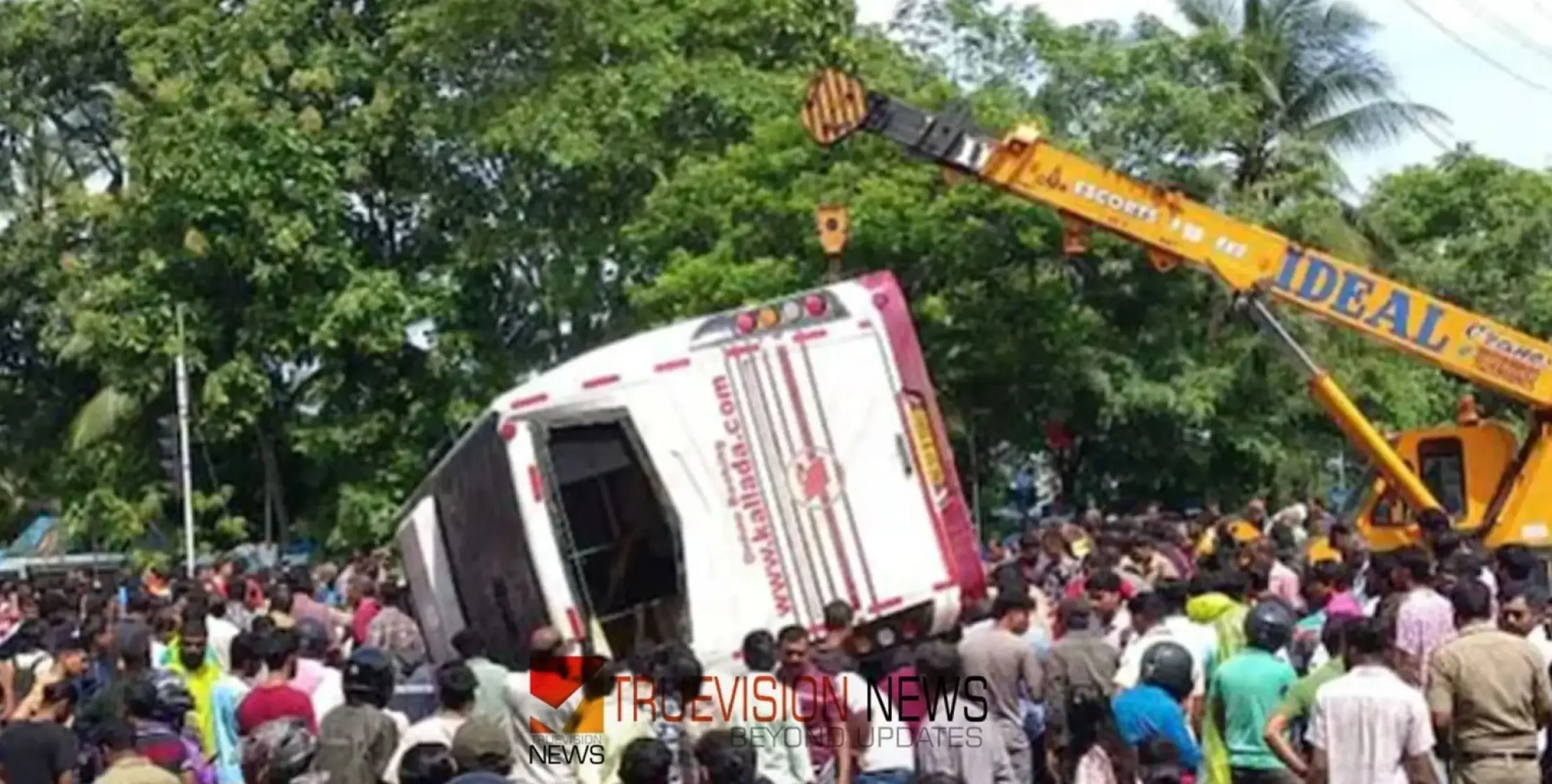 #busaccident | ബസ് ബൈക്കിനു മുകളിലേക്കു മറിഞ്ഞ് അപകടം; ബൈക്ക് യാത്രികൻ മരിച്ചു 