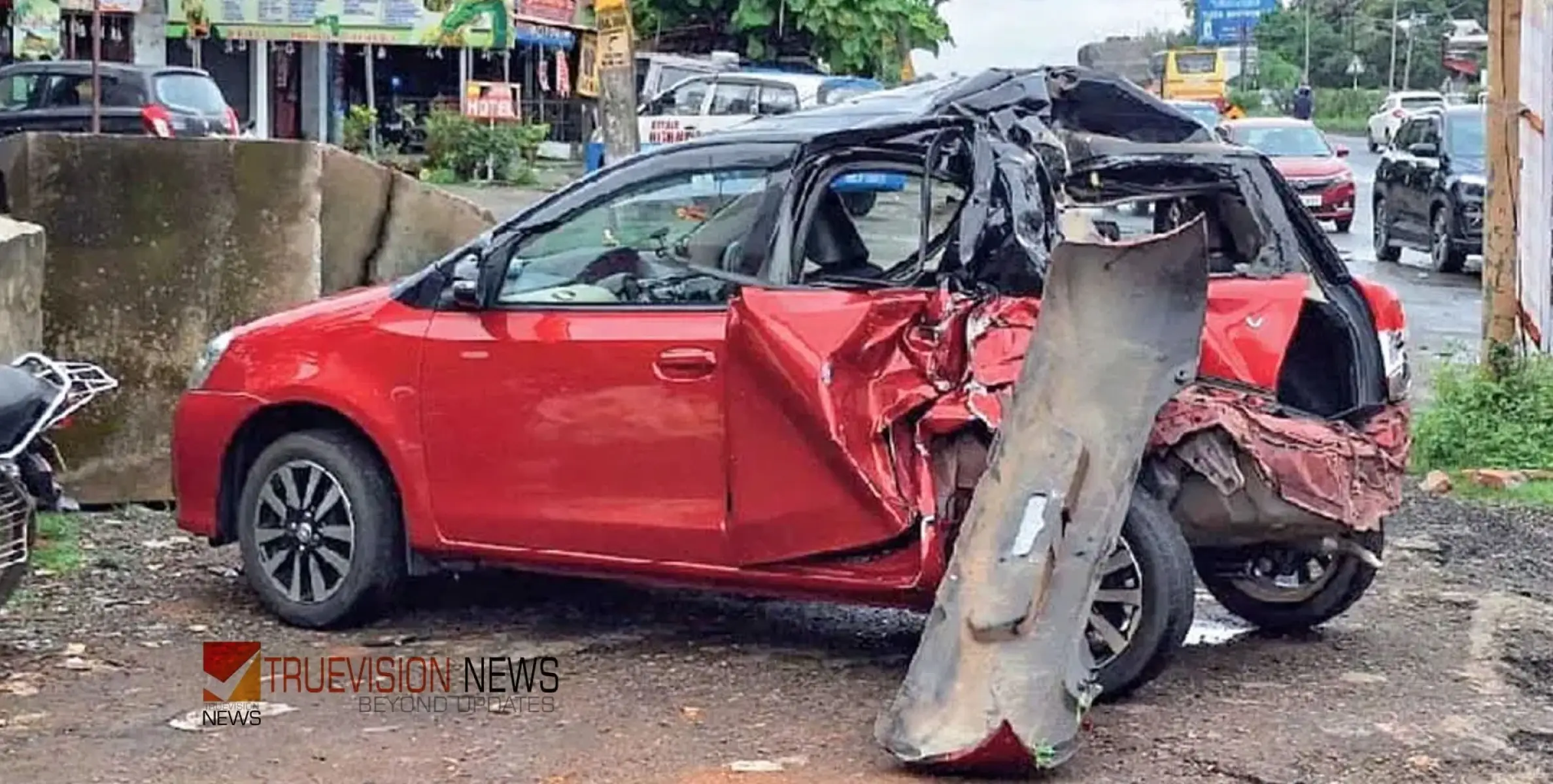 #accident | സിഗ്നൽ കാത്തുകിടന്ന കാറിനുപിന്നിൽ കെഎസ്ആർടിസി ബസിടിച്ച് രണ്ടു പേർക്ക് പരിക്ക്