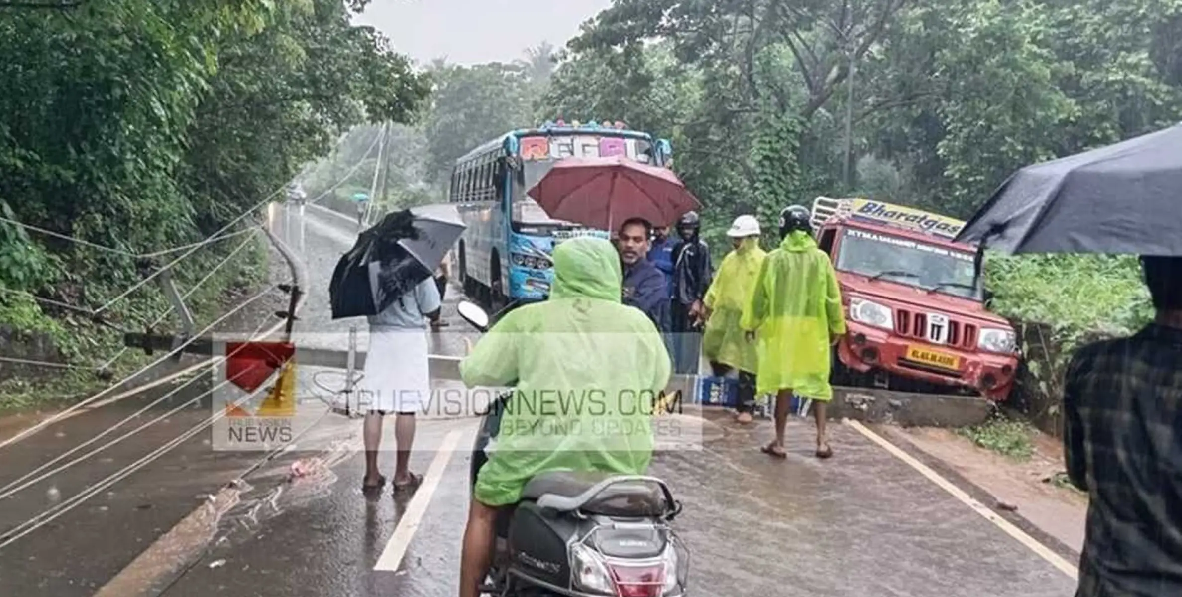 #accident | പെരിങ്ങത്തൂരിൽ വാഹനമിടിച്ച് ഇലക്ട്രിക് പോസ്റ്റ് തകർന്ന് വീണു