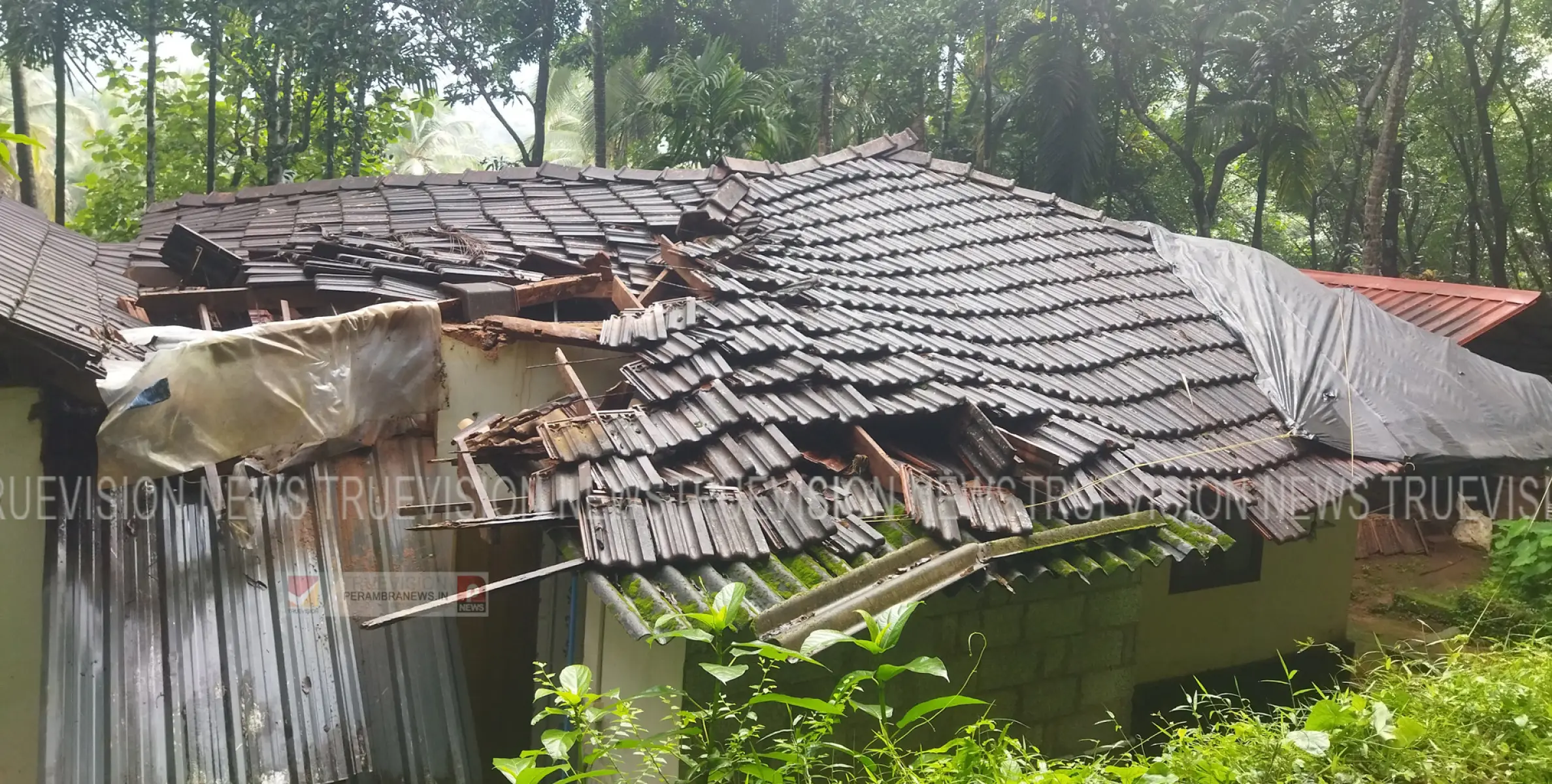 ശക്തമായ കാറ്റിലും മഴയിലും വീട് തകര്‍ന്നു 