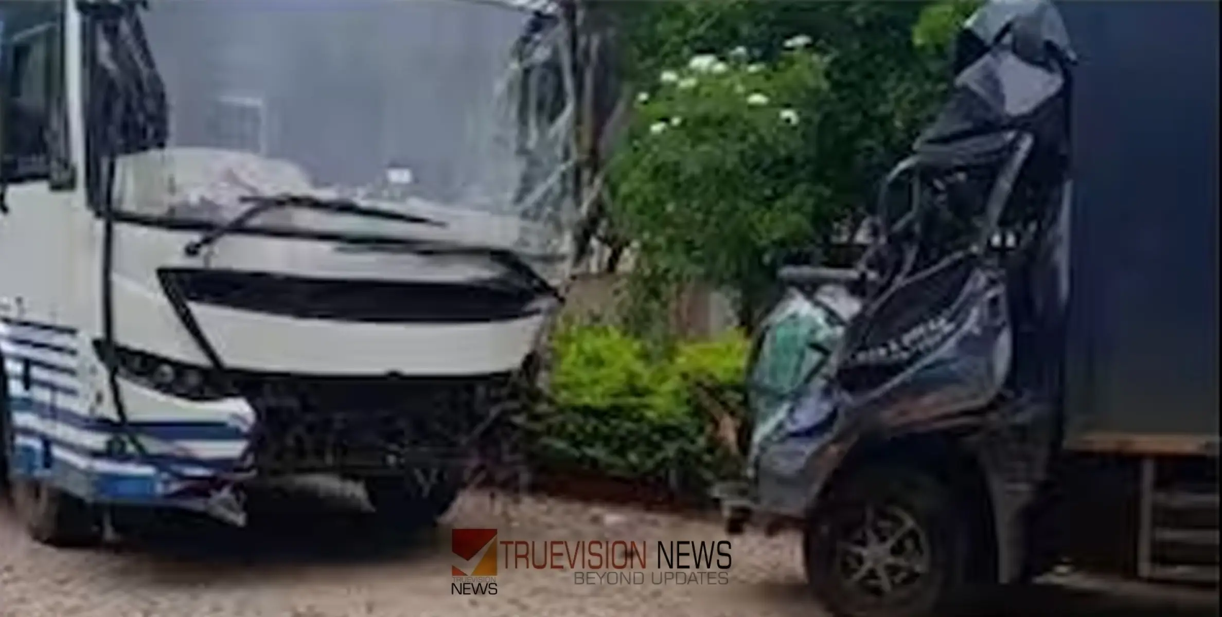 #ACCIDENT | മിനി ലോറിയിൽ ബസ് ഇടിച്ച് അപകടം; രണ്ട് പേർക്ക് പരിക്ക് 