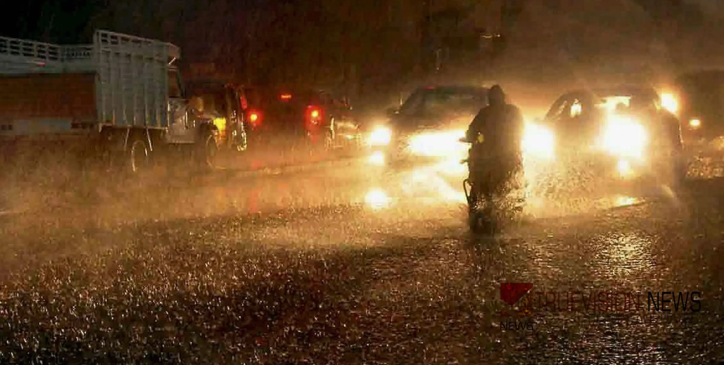 #heavyrain |  സംസ്ഥാനത്ത് അതിശക്തമഴ, കനത്ത നാശം; വരും മണിക്കൂറിൽ തലസ്ഥാനവും കൊച്ചിയുമടക്കം ഒമ്പത്  ജില്ലകളിൽ ശക്തമായ മഴക്ക് സാധ്യത
