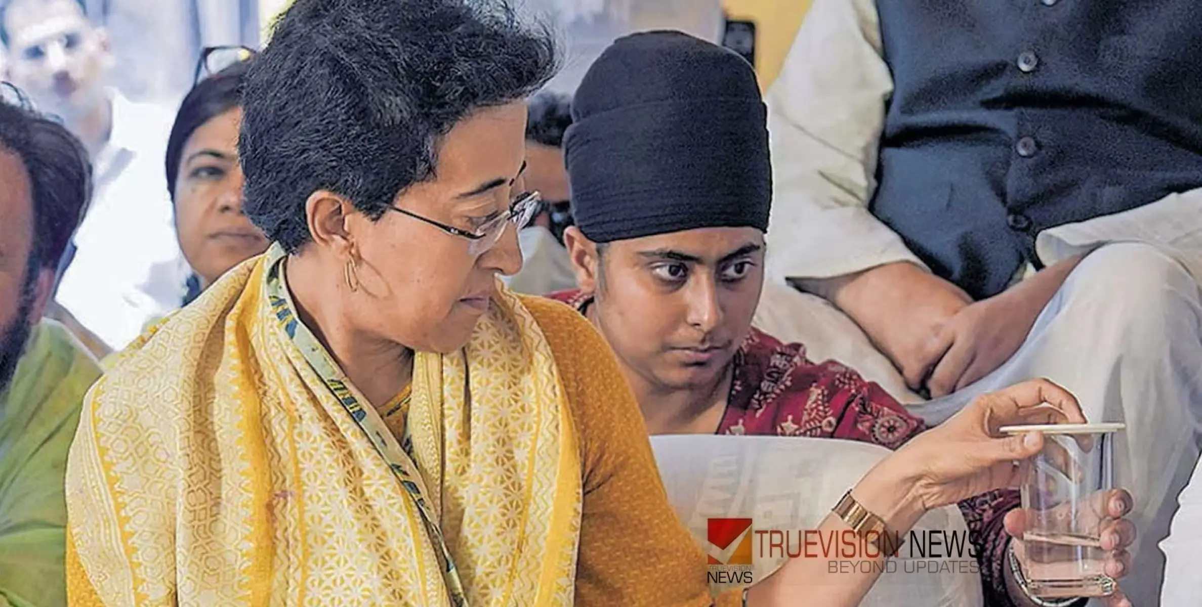 #AtishiMarlenaSingh | നിരാഹാര സമരത്തിനിടെ ആരോഗ്യം മോശമായി; മന്ത്രി അതിഷിയെ ആശുപത്രിയിലേക്ക് മാറ്റി 