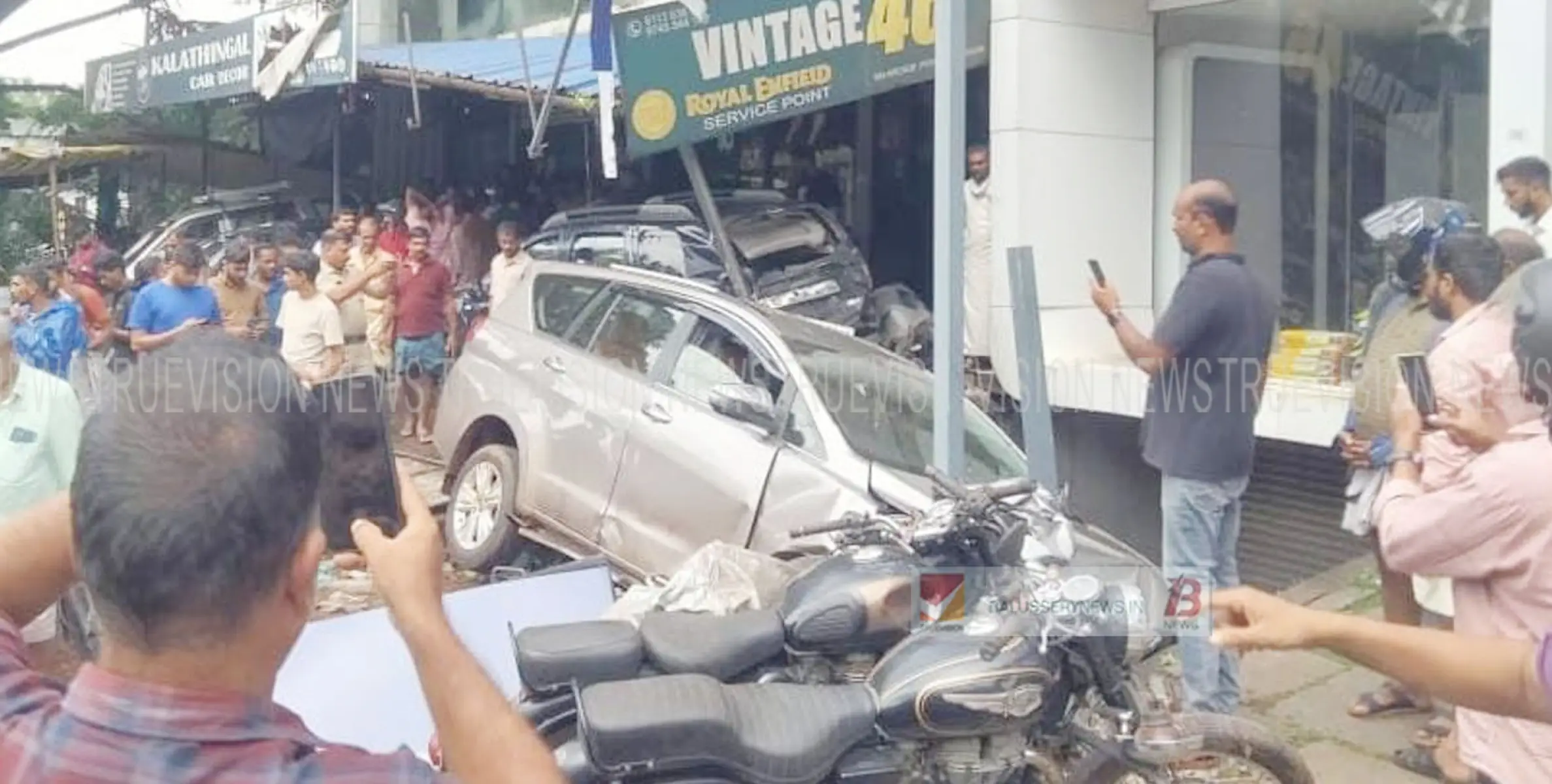 നിയന്ത്രണം വിട്ട ഇന്നോവ കാര്‍ കടകളിലേക്ക് ഇടിച്ചു കയറി അഞ്ചുപേര്‍ക്ക് പരിക്ക്