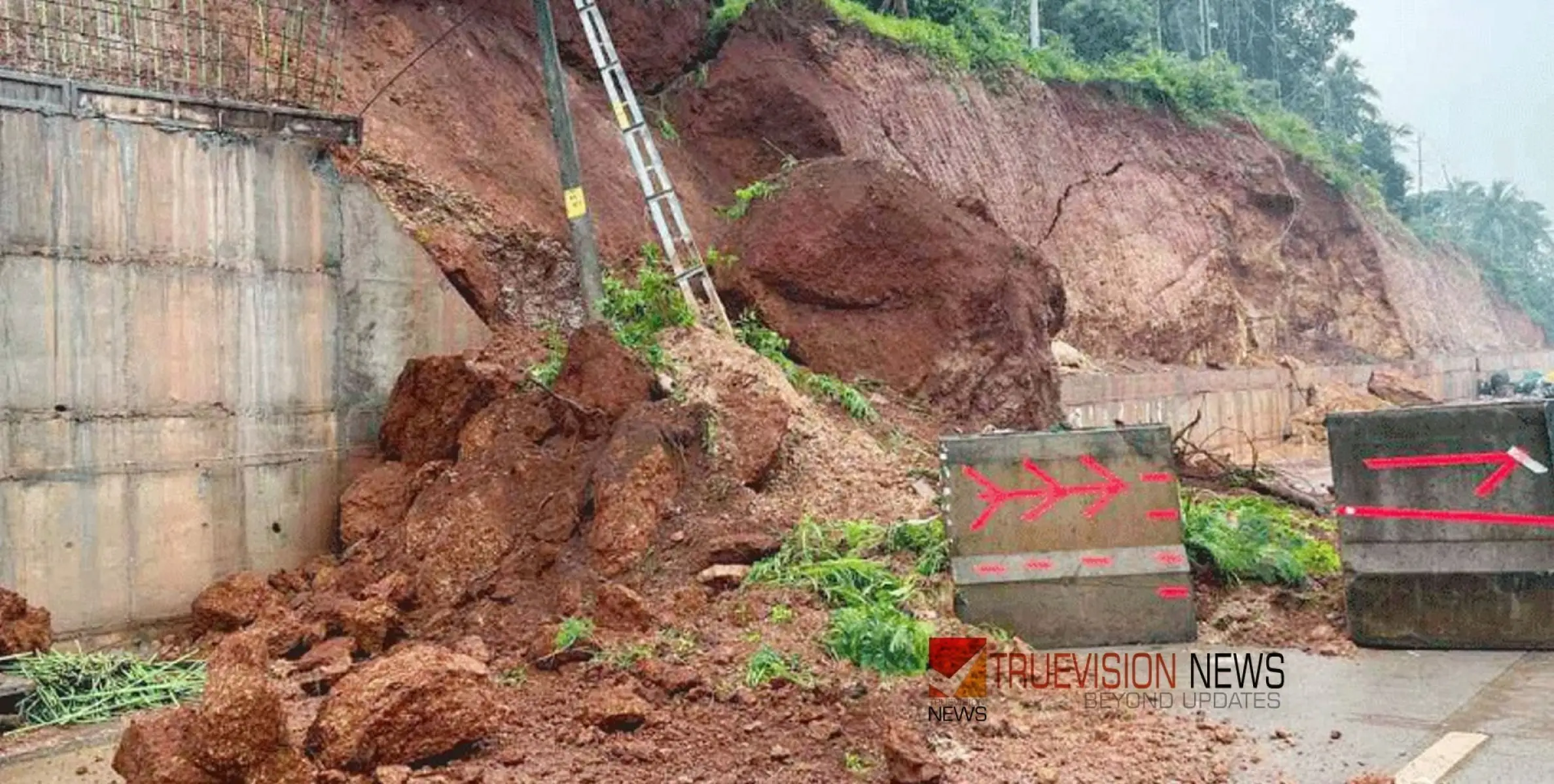 #Landslide | വ​ട​ക​ര ദേ​ശീ​യ പാ​ത​യി​ൽ മണ്ണിടിച്ചിൽ; വൻ അപകടം ഒഴിവായി