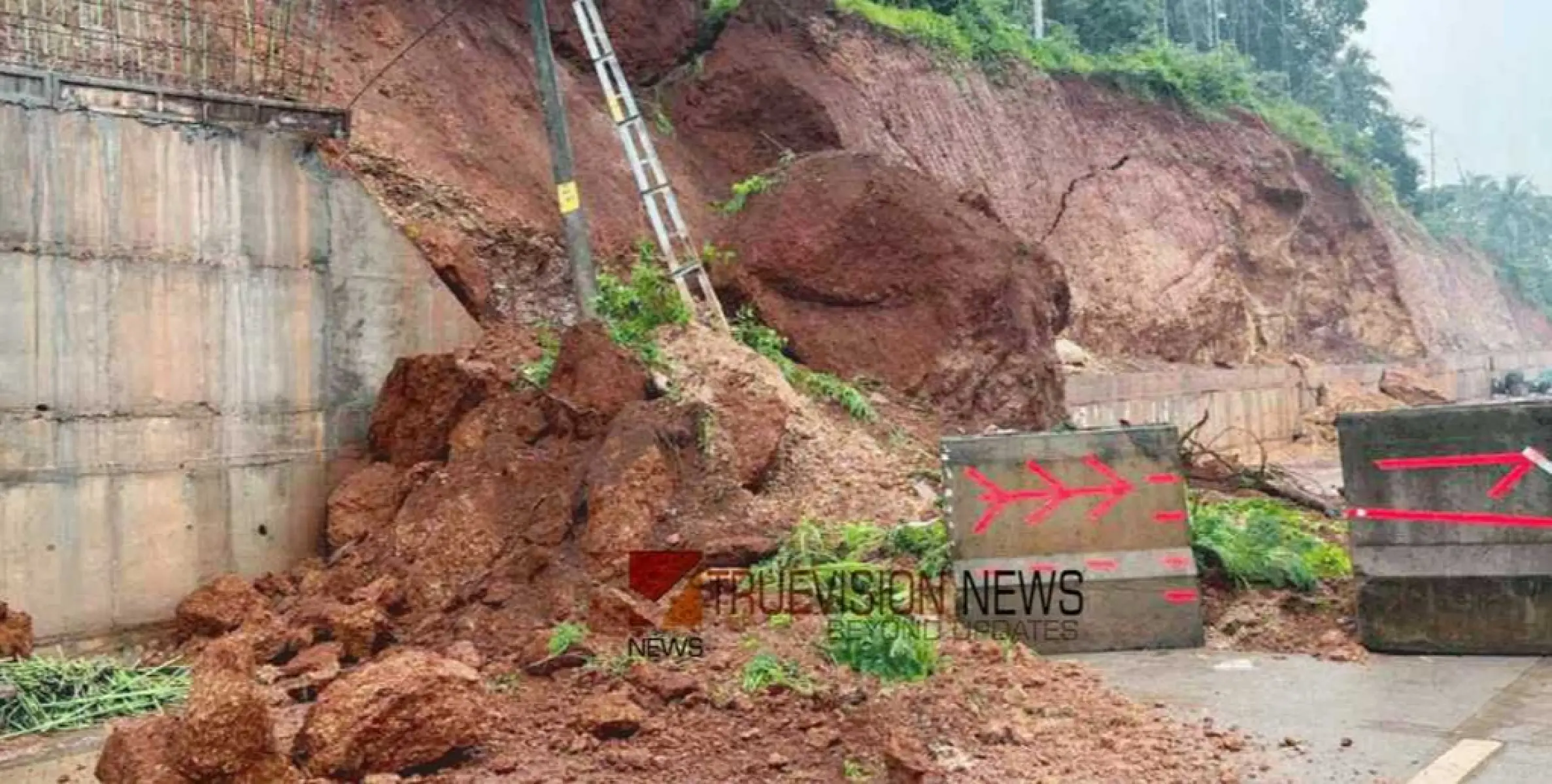 വട​ക​ര ദേ​ശീ​യ പാ​ത​യി​ൽ മണ്ണിടിച്ചിൽ; വൻ അപകടം ഒഴിവായി