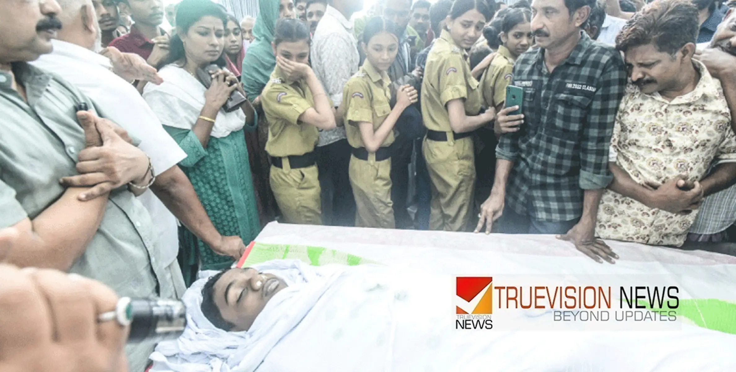 #fayasdeath | സ്കൂൾമുറ്റം കണ്ണീർക്കടലായി; ഫയാസിന്​ യാത്രാമൊഴിയേകി ആയിരങ്ങൾ 