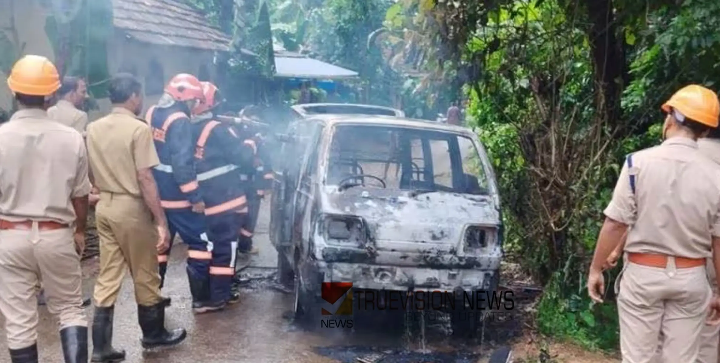 #Fire | ഓടിക്കൊണ്ടിരുന്ന ഒമ്‌നി വാൻ കത്തി നശിച്ചു; ഡ്രൈവർ അത്ഭുതകരമായി രക്ഷപ്പെട്ടു