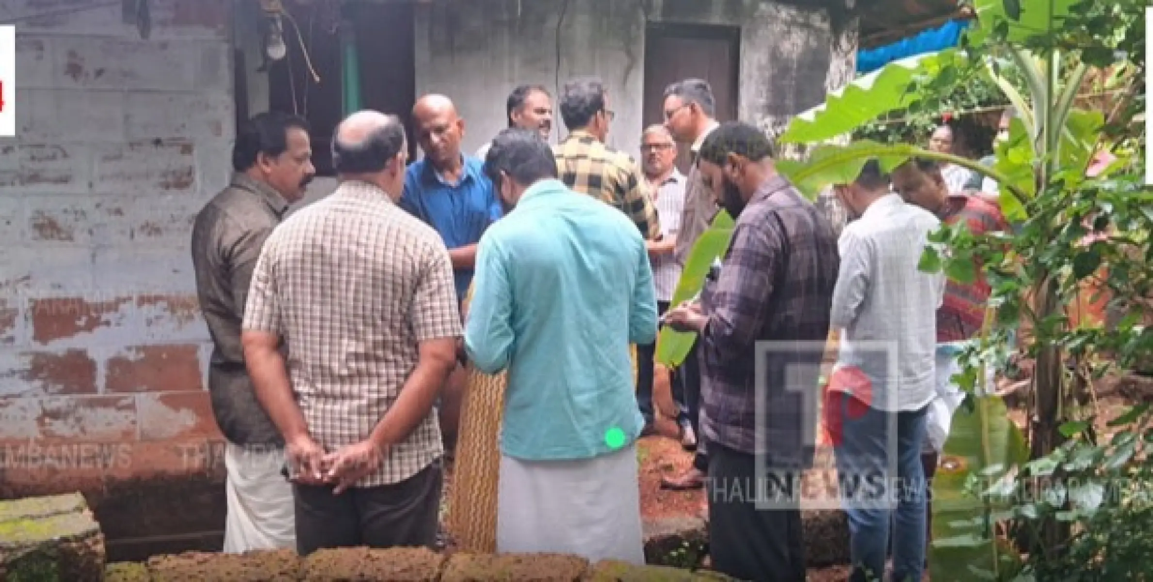 ശക്തമായ മഴയിൽ ഏഴോം കുറുവാട് വീടിനോട് ചേർന്ന് ഗുഹയ്ക്ക് സമ്മാനമായ വിള്ളൽ: ഉന്നത ഉദ്യോഗസ്ഥർ സന്ദർശിച്ചു