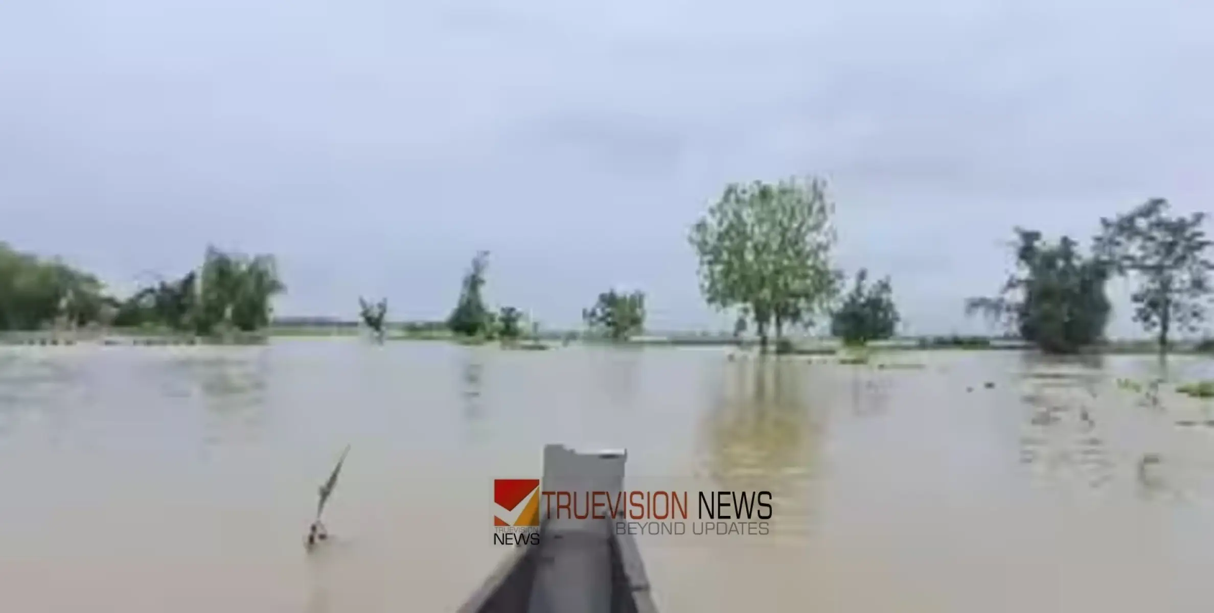 #Assamflood98   |   ഗ്രാമങ്ങള്‍ ഇപ്പോഴും വെള്ളത്തിനടിയിൽ, മൂന്ന് കുട്ടികളടക്കം 8 മരണം കൂടി; പ്രളയക്കെടുതിയിൽ അസം