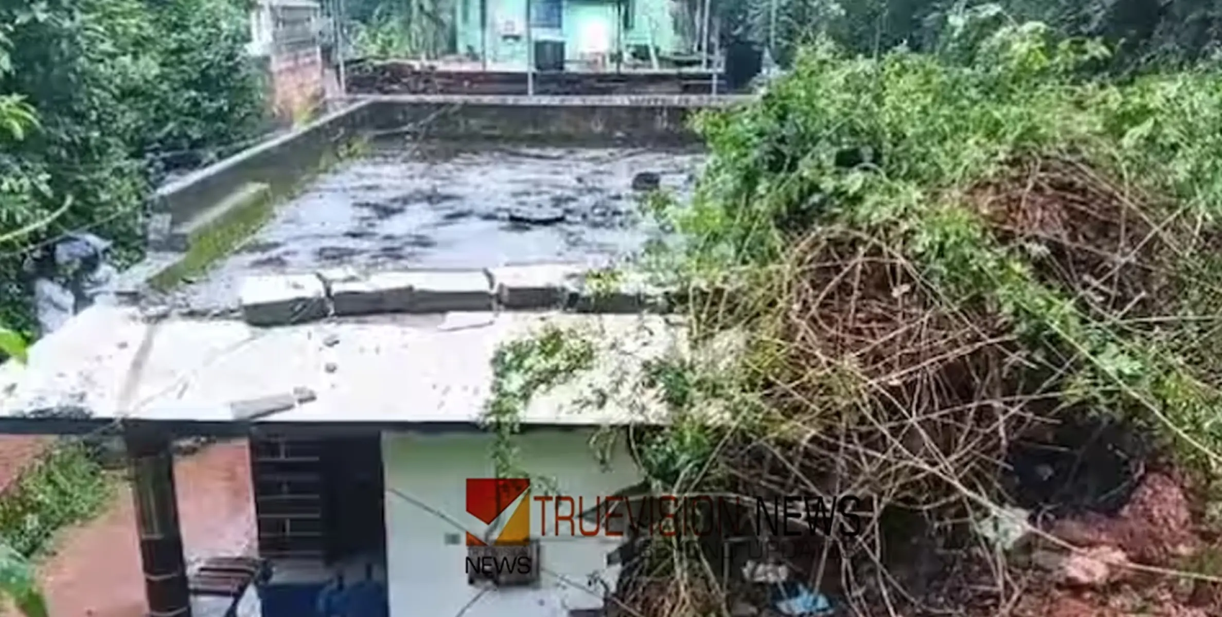 #accident | ശക്തമായ മഴ, വൻ ശബ്ദത്തോടെ വീടിന് മുകളിൽ മണ്ണിടിഞ്ഞ് വീണു; കുടുംബം രക്ഷപ്പെട്ടത് തലനാരിഴക്ക്