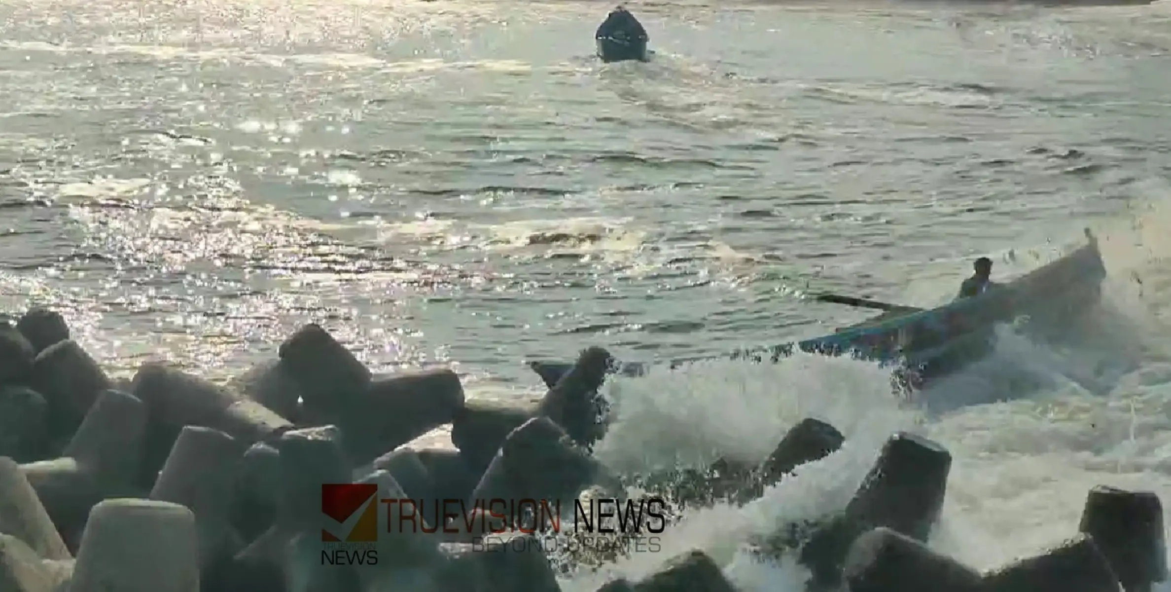 #Boataccident |  മുതലപ്പൊഴിയിൽ വീണ്ടും വള്ളം മറിഞ്ഞ് അപകടം; നാല് പേർ അത്ഭുതമായി രക്ഷപ്പെട്ടു 