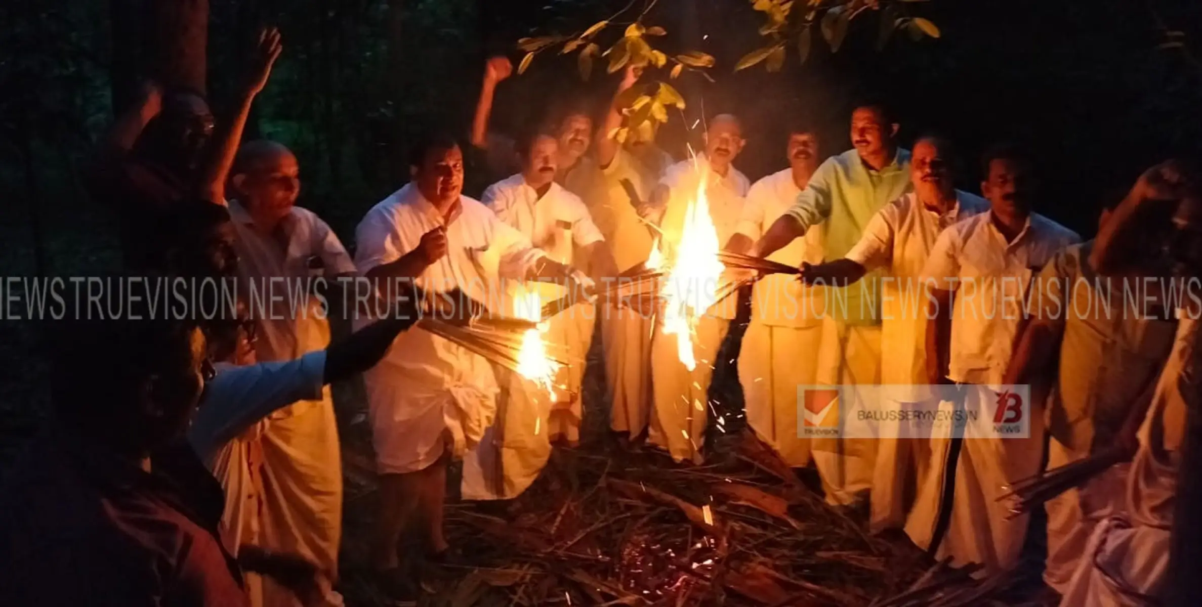 കാട്ടാനക്കൂട്ടം കൃഷി നശിപ്പിക്കുന്നത് പതിവാകുന്നു: കർഷക കോൺഗ്രസ്സ് കൃഷിയിടത്തിൽ ചൂട്ട് കത്തിച്ചു പ്രതിഷേധിച്ചു