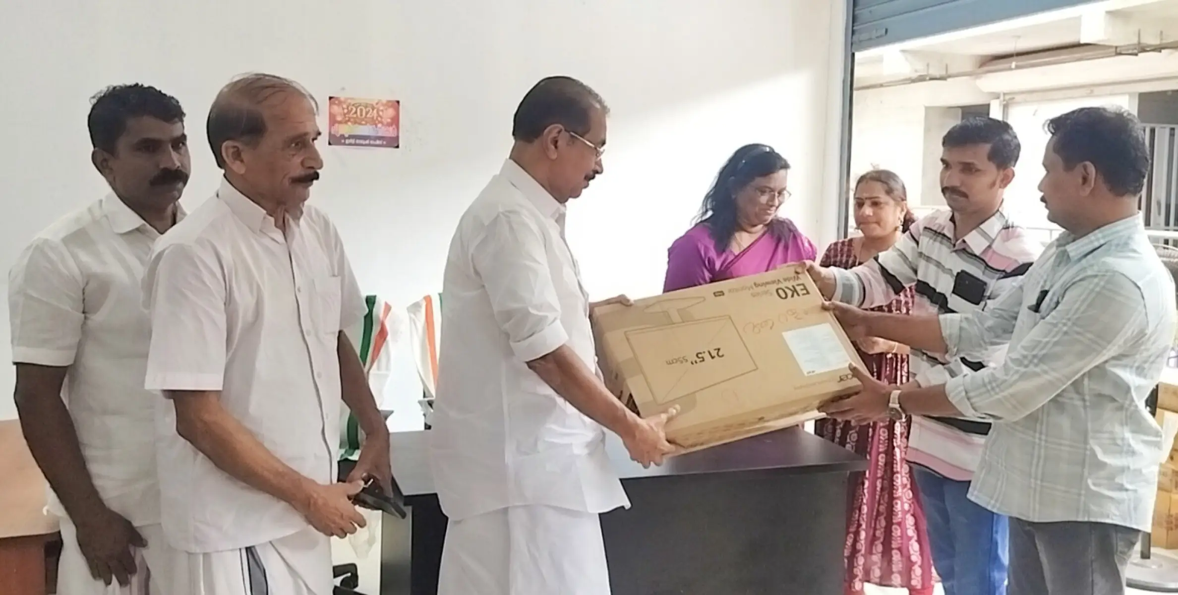 കംപ്യുട്ടറുകൾ വിതരണംചെയ്തു 