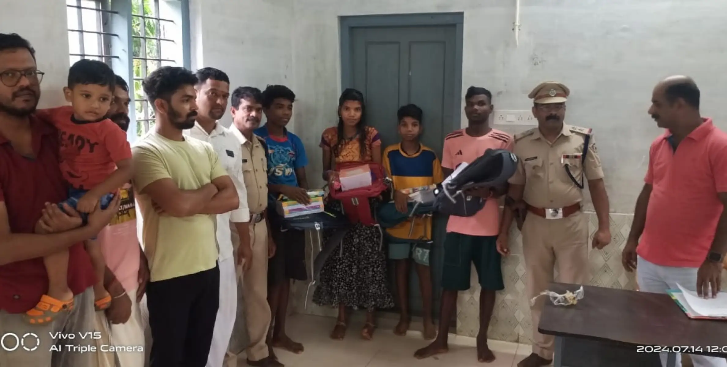 കേളകം രാമച്ചി ആദിവാസി നഗറിലെ വിദ്യാർഥികൾക്ക് പഠനോപകരണങ്ങൾ വിതരണം ചെയ്തു