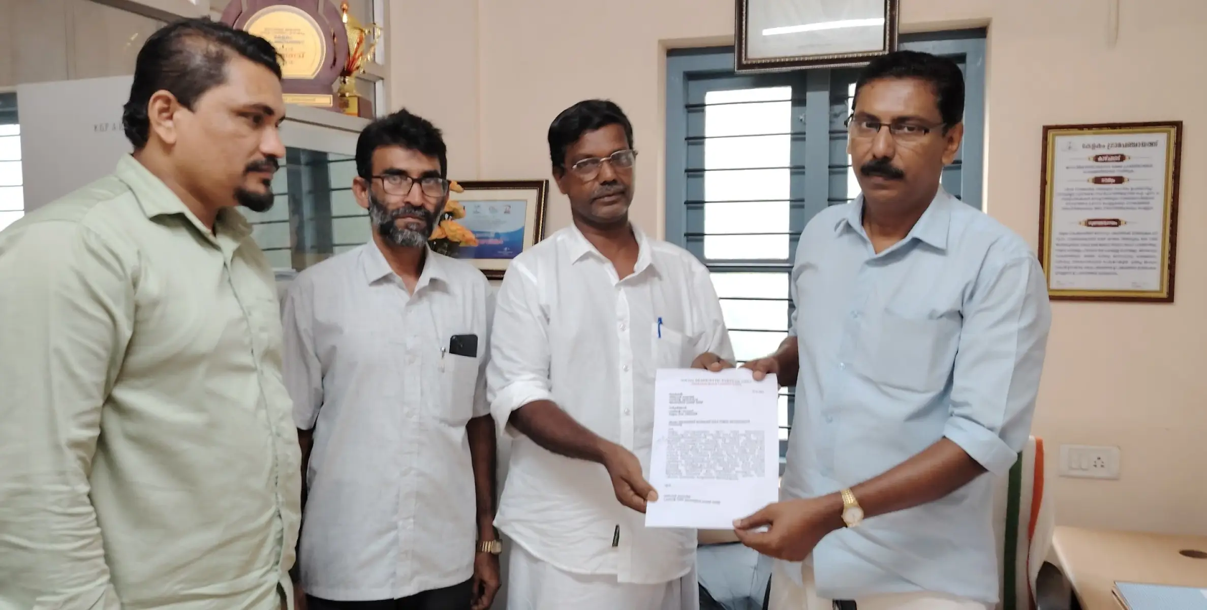 അടക്കാത്തോട് മൃഗാശുപത്രി റോഡ് : എസ്.ഡി.പി.ഐ നിവേദനം നൽകി