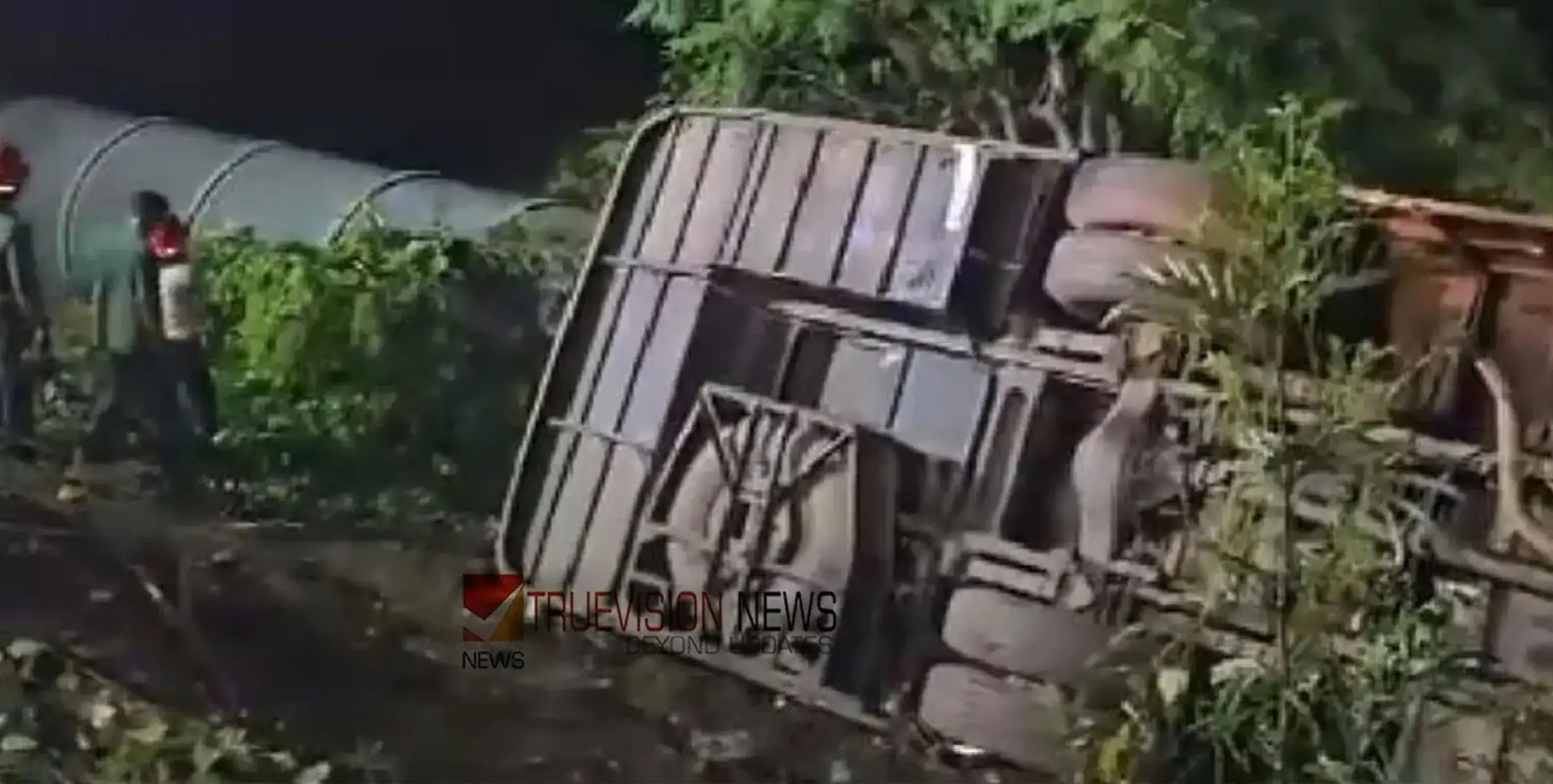 #accident | ബസ് ട്രാക്ടറുമായി കൂട്ടിയിടിച്ച് താഴ്ചയിലേക്ക് മറിഞ്ഞ് അഞ്ച് പേർ മരിച്ചു