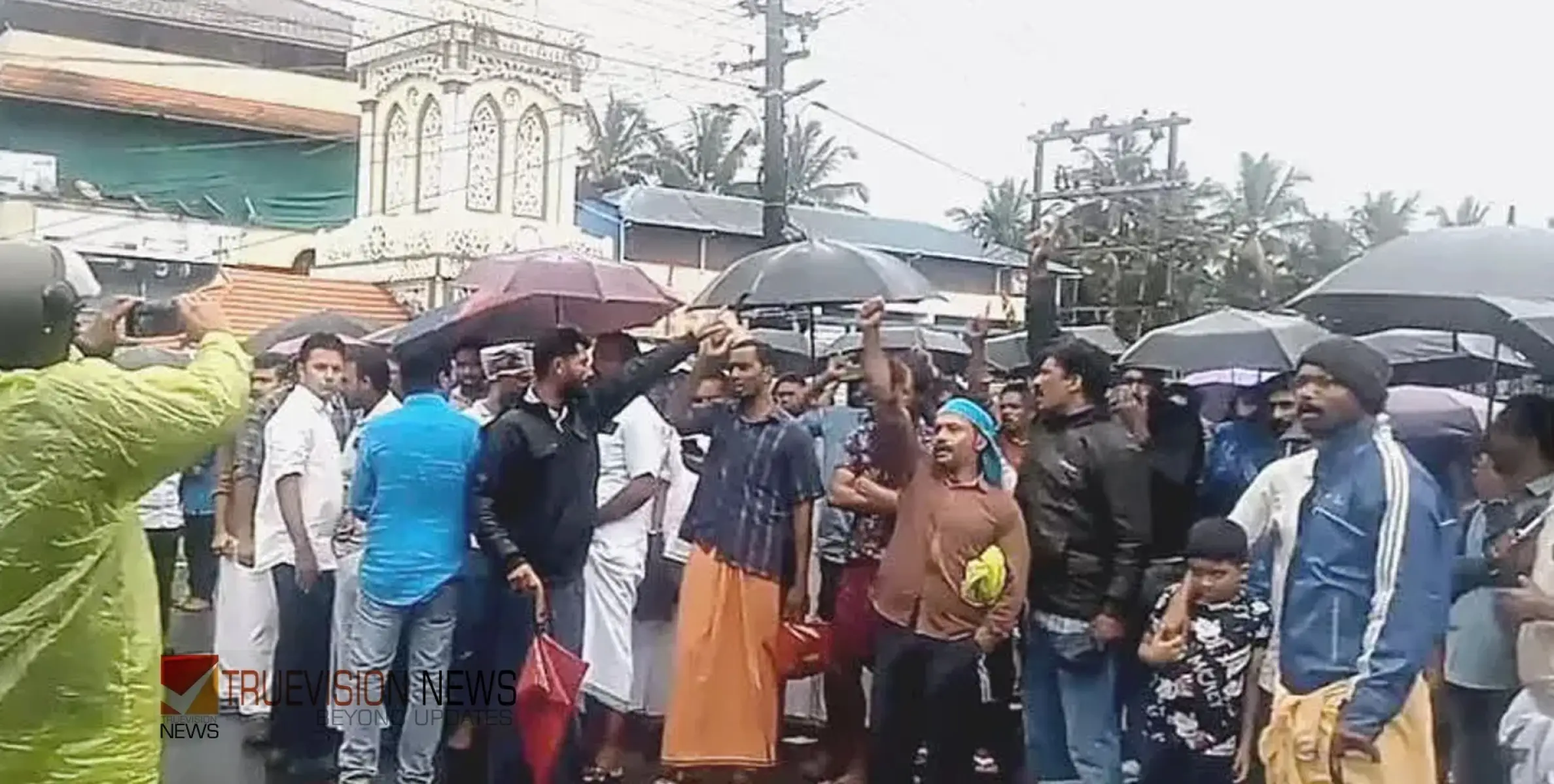 #Protest | കാട്ടാന ആക്രമണത്തിൽ വയനാട്ടിൽ യുവാവ് മരിച്ച സംഭവം: മന്ത്രി കേളുവിനെ വഴിയിൽ തടഞ്ഞ് നാട്ടുകാർ 