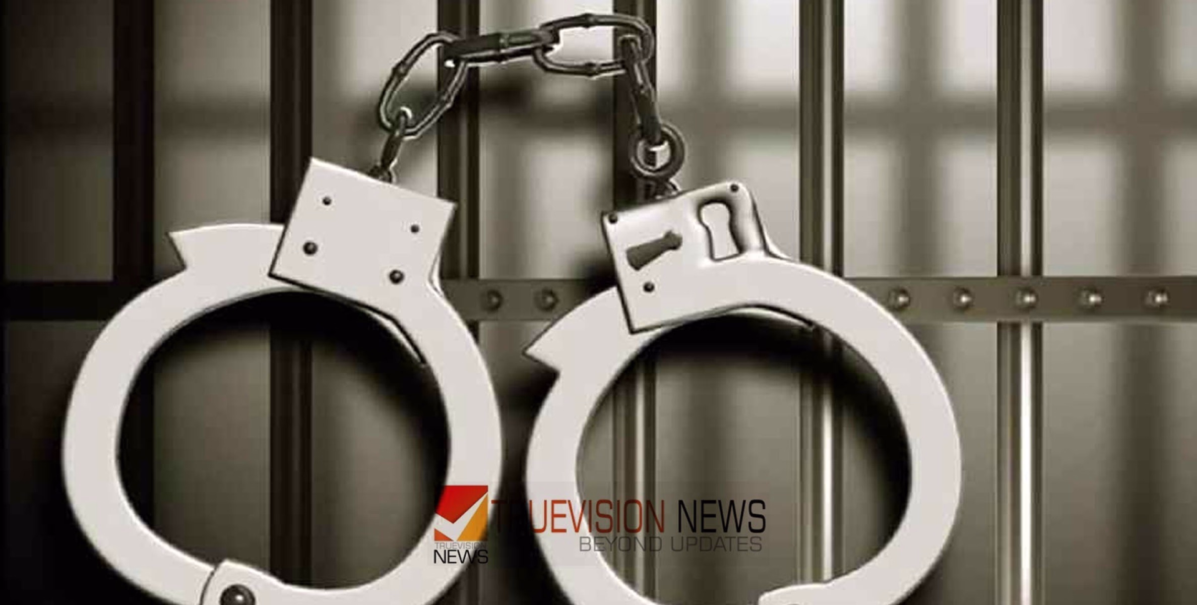 #arrest | തലശ്ശേരിയിൽ ഇടപാടുകാർക്ക് മാഹി മദ്യം വിളമ്പുന്നതിനിടയിൽ വയോധികൻ പിടിയിൽ 
