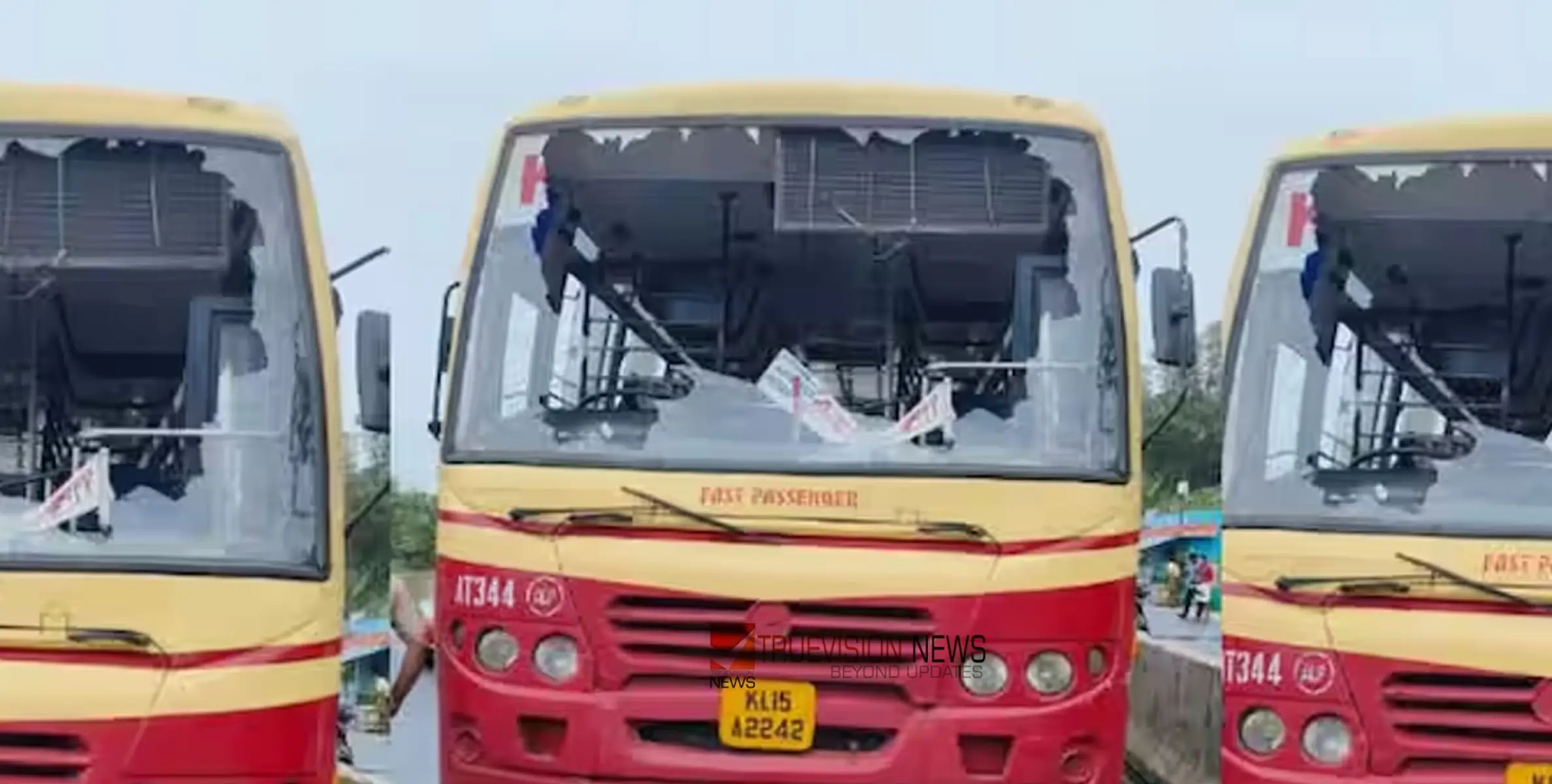 #ksrtc | ബൈക്കിൽ രണ്ടുപേര്‍, പിന്നിലിരുന്നയാൾ കെഎസ്ആര്‍ടിസി ബസിന് നേരെ കല്ലെറിഞ്ഞു; ഡ്രൈവര്‍ക്ക് പരിക്ക്