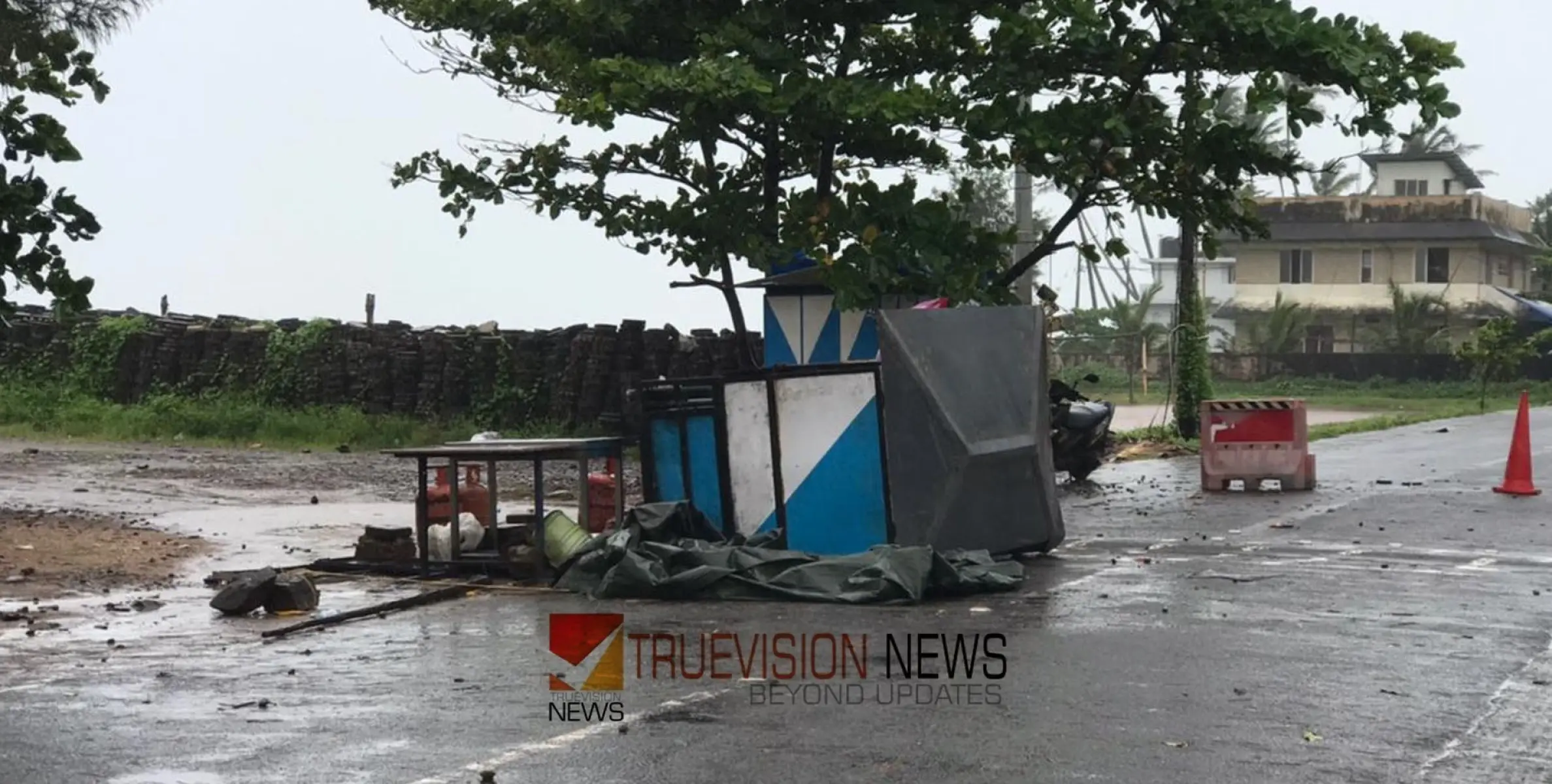 #Cyclone | വടകരയിൽ ചുഴലിക്കാറ്റ്; കുറ്റ്യാടി സ്വദേശി രക്ഷപ്പെട്ടത് തലനാരിഴയ്ക്ക്