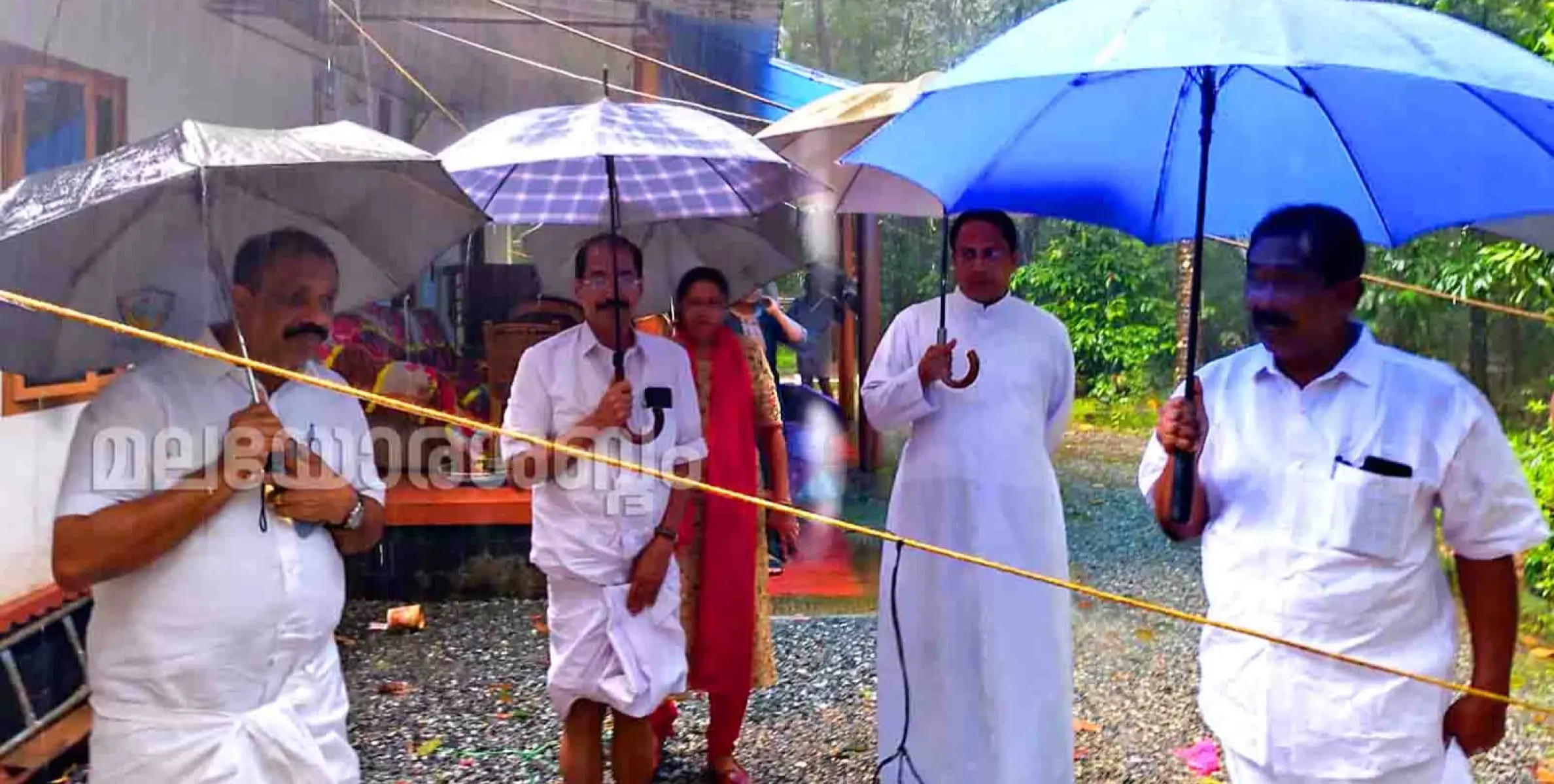 മണത്തണയിൽ മരം വീണ് തകർന്ന വീട് സന്ദർശിച്ച് എം എൽ എമാർ