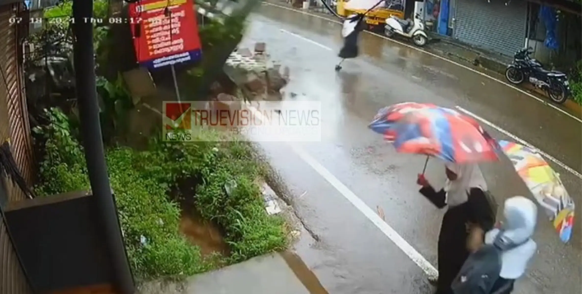 അഞ്ചരക്കണ്ടിയിൽ മതിലിടിഞ്ഞു റോഡിലേക്ക് ; സ്കൂളിലേക്ക് പോയ കുട്ടികൾ രക്ഷപ്പെട്ടത് തലനാരിഴക്ക്