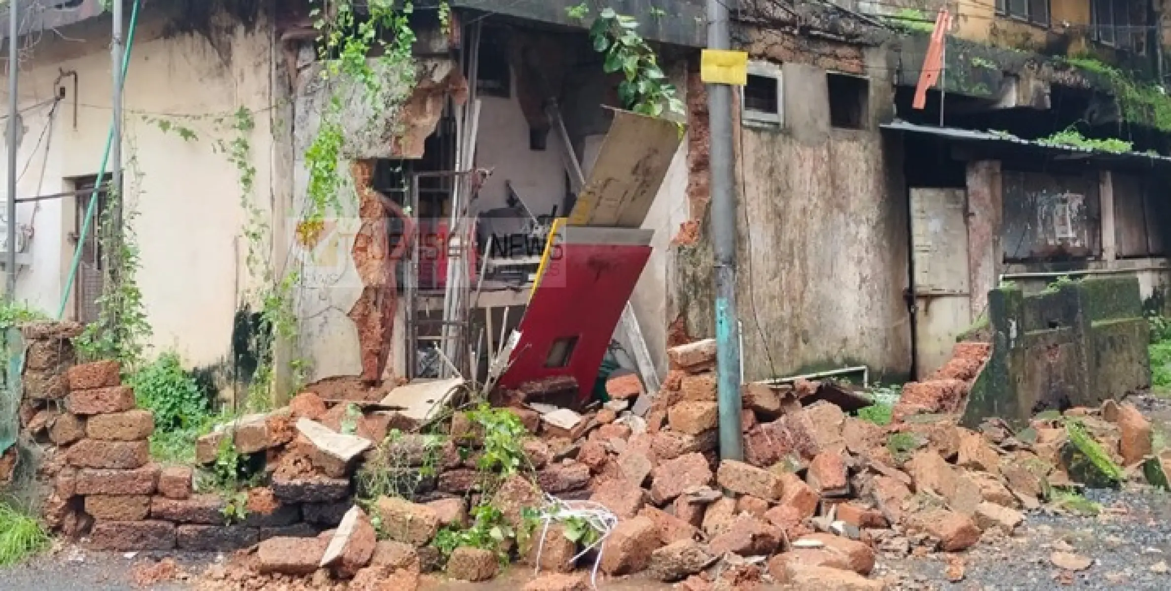 തലശേരി പഴയ സ്റ്റാൻ്റിൽ ബാങ്കുൾപ്പടെ  പ്രവർത്തിക്കുന്ന കെട്ടിടത്തിൻ്റെ ഒരു ഭാഗം തകർന്നു ; വൻ അപകടമൊഴിവായി